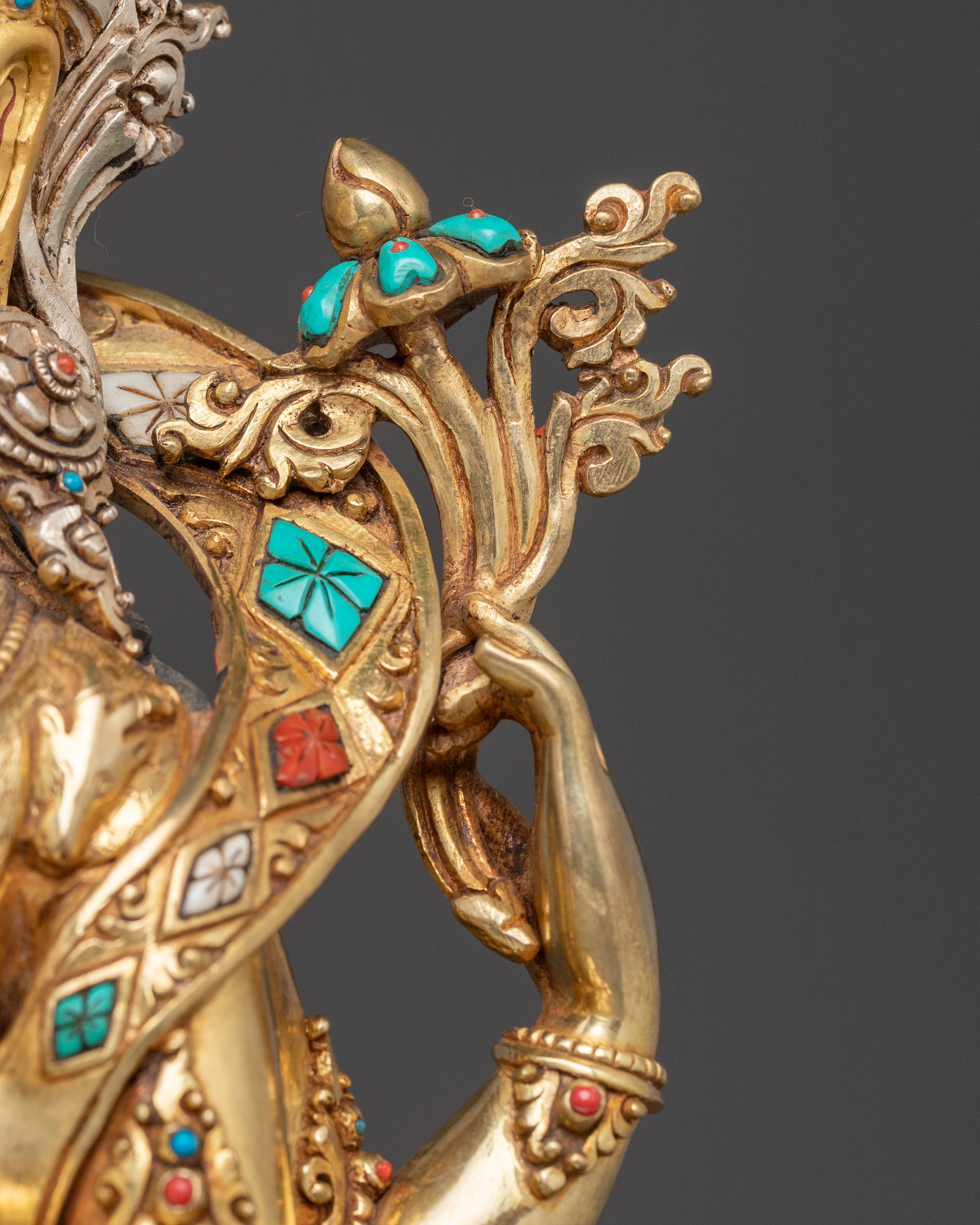 Copper Chenrezig Divine Statue: Gilded Grace