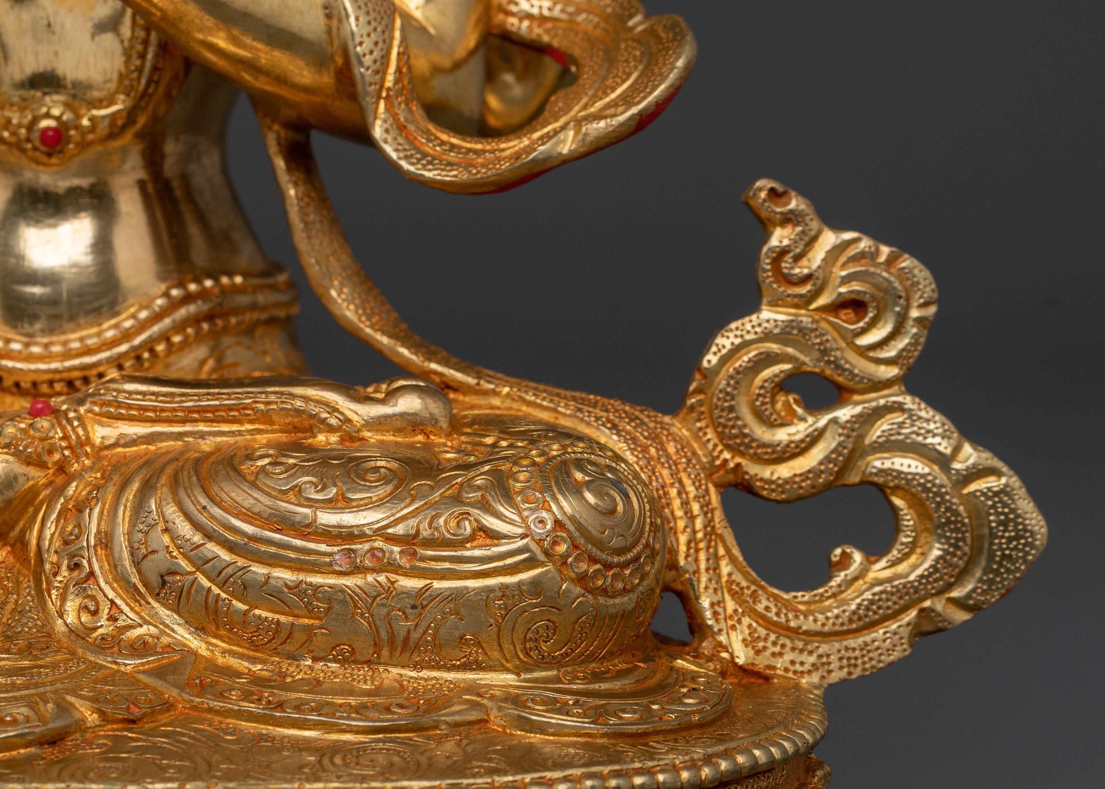 Four-Armed Chenrezig Statue: Handcrafted Figurine
