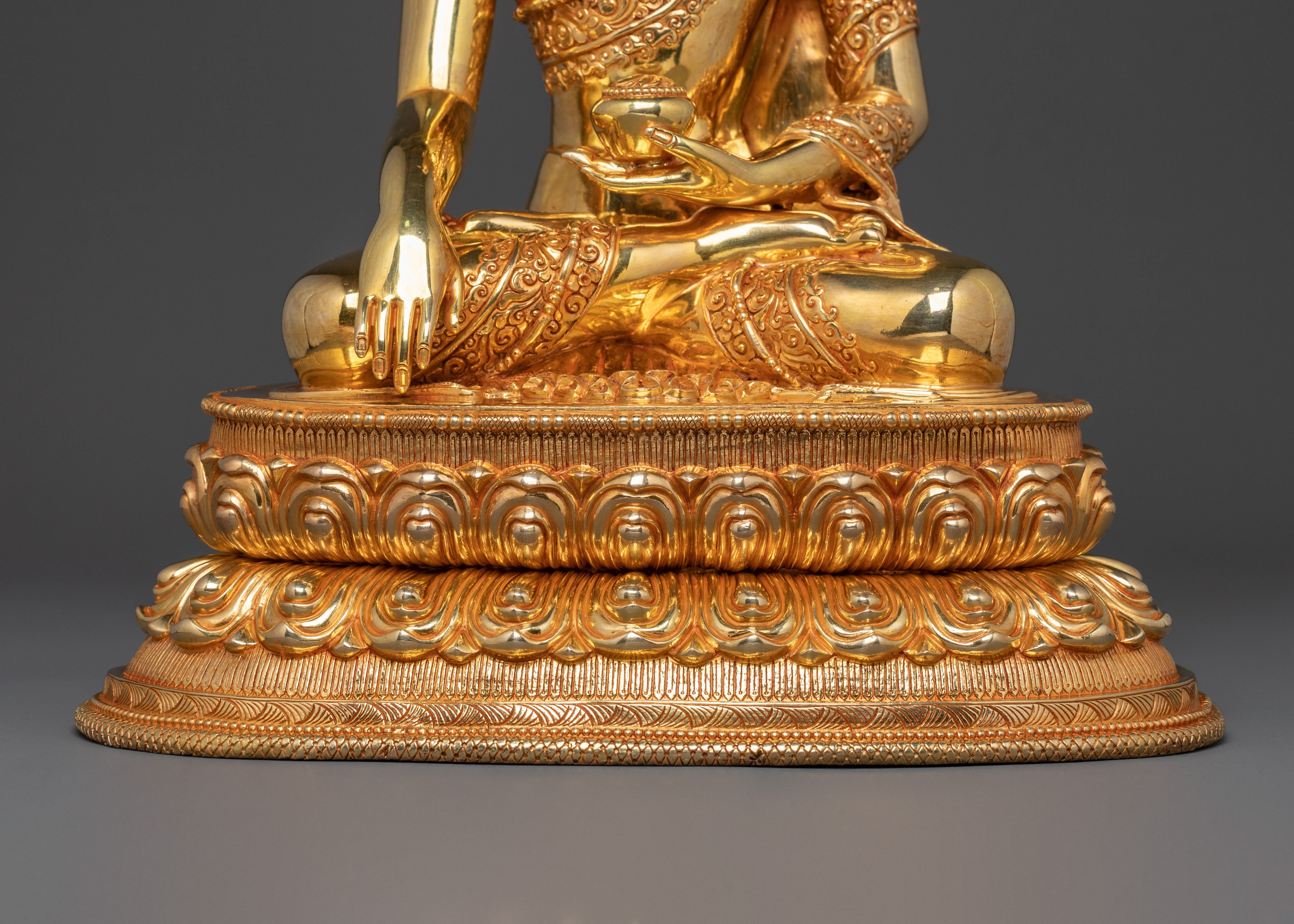Majestic Shakyamuni Buddha Golden Statue