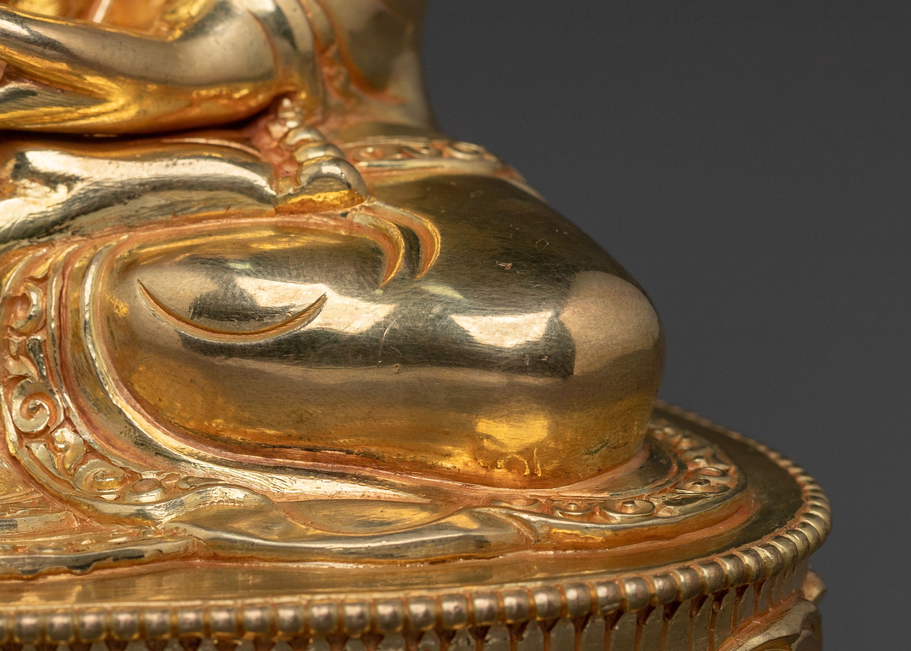 Shakyamuni Buddha Serene Golden Statue – Handcrafted Perfection