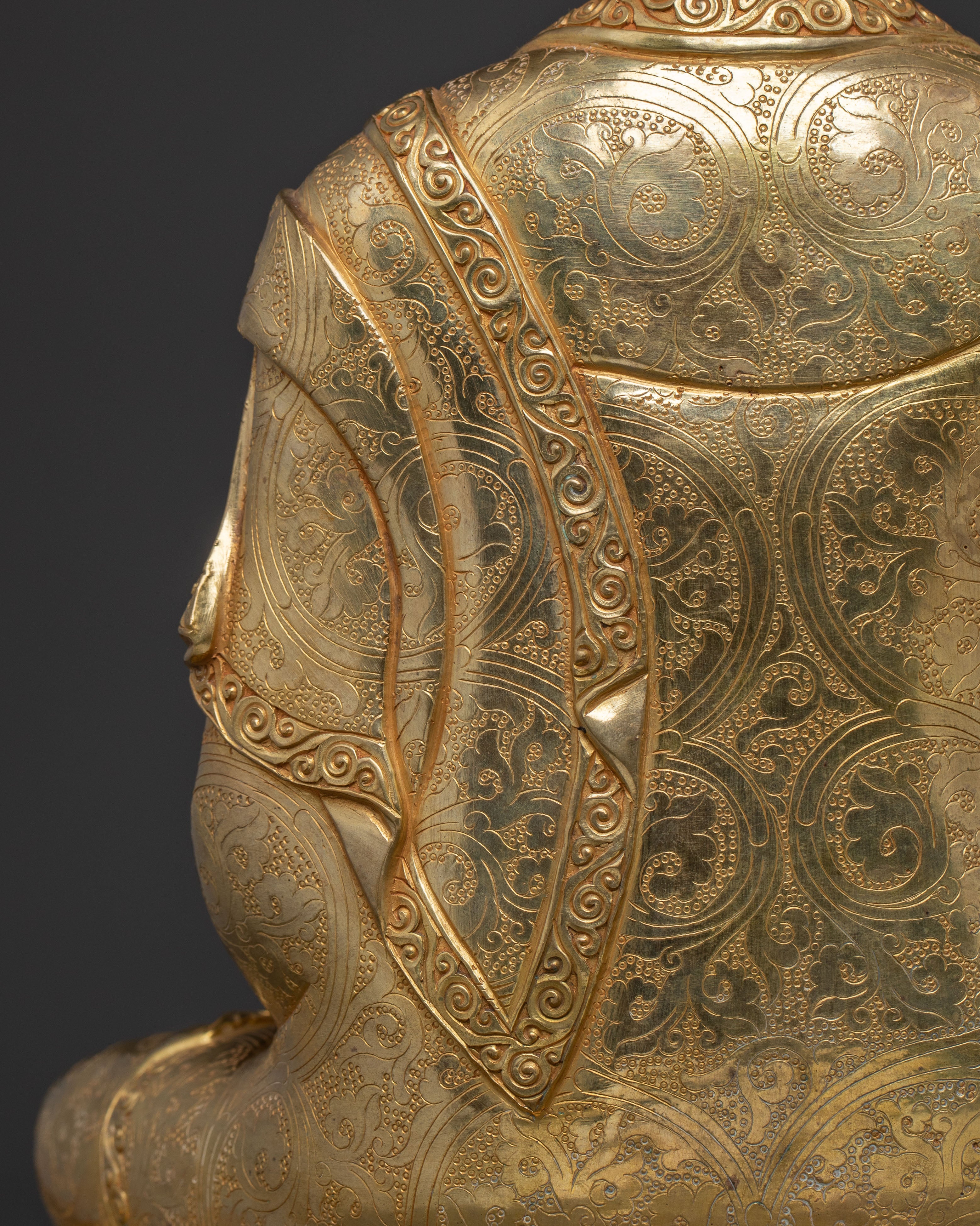 Golden Statue of Shakyamuni Buddha – Handcrafted Serenity