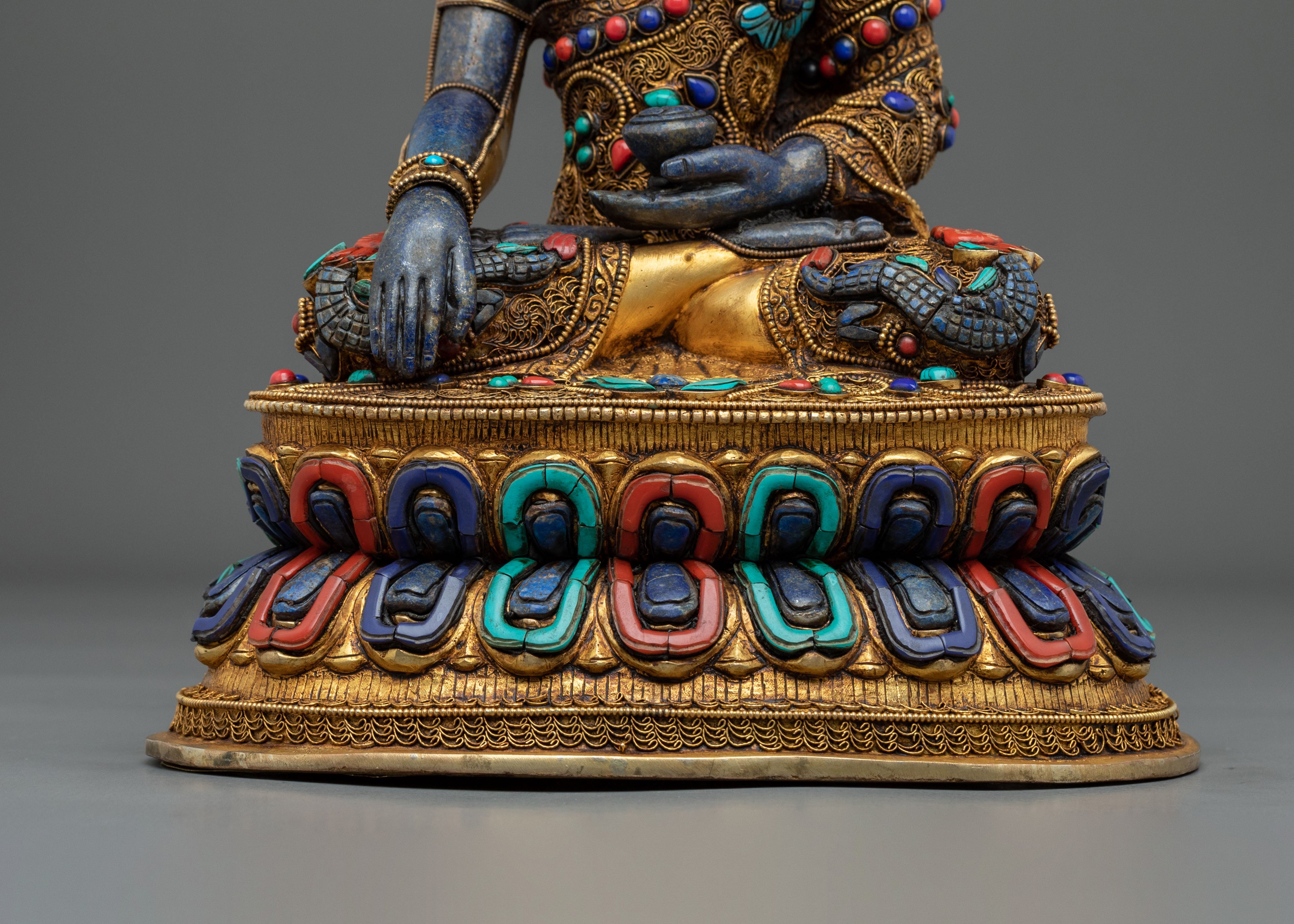 Shakyamuni Buddha Statue: Embodiment of Peace and Wisdom
