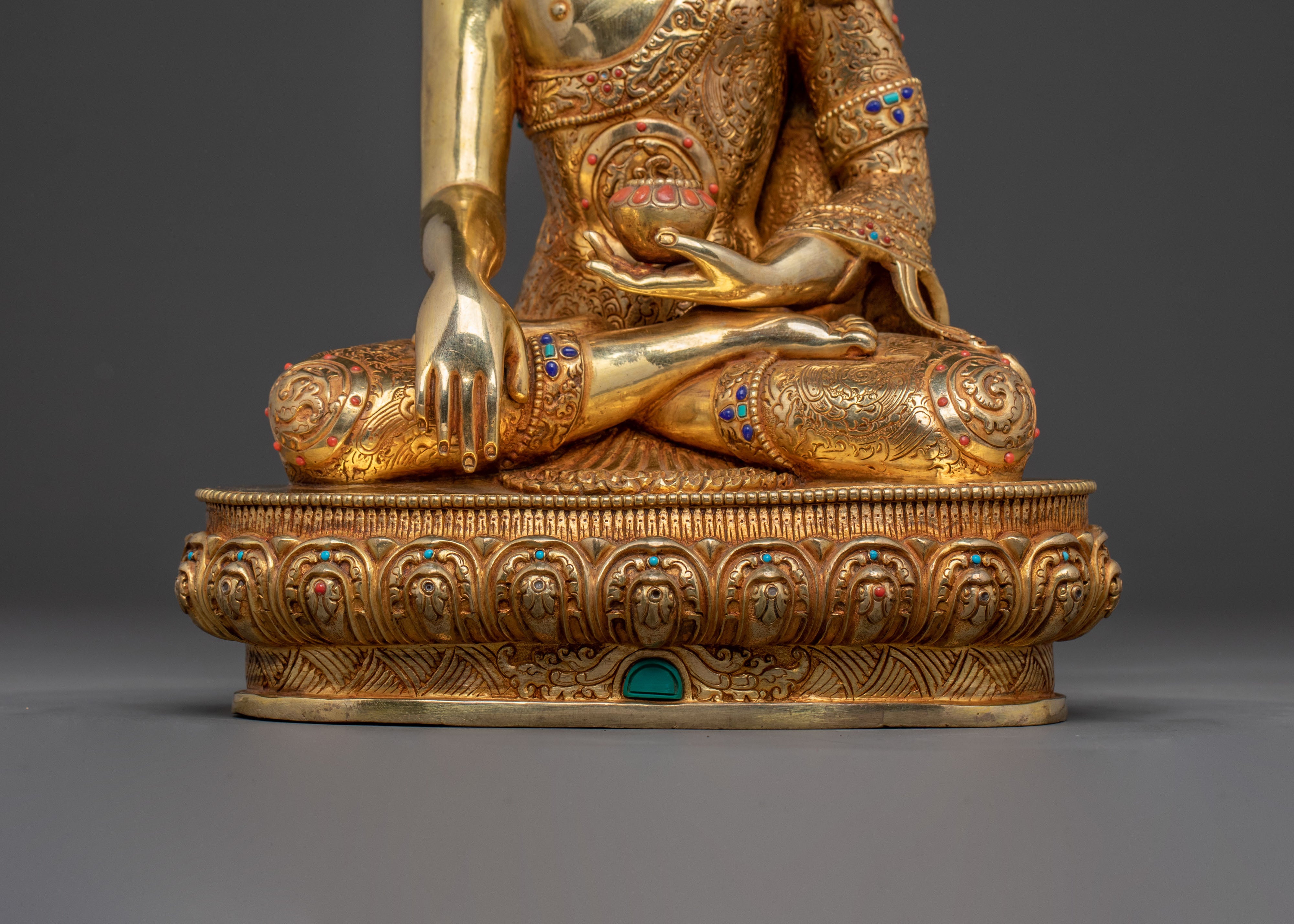 Shakyamuni Buddha Peace Statue: Gilded Serenity