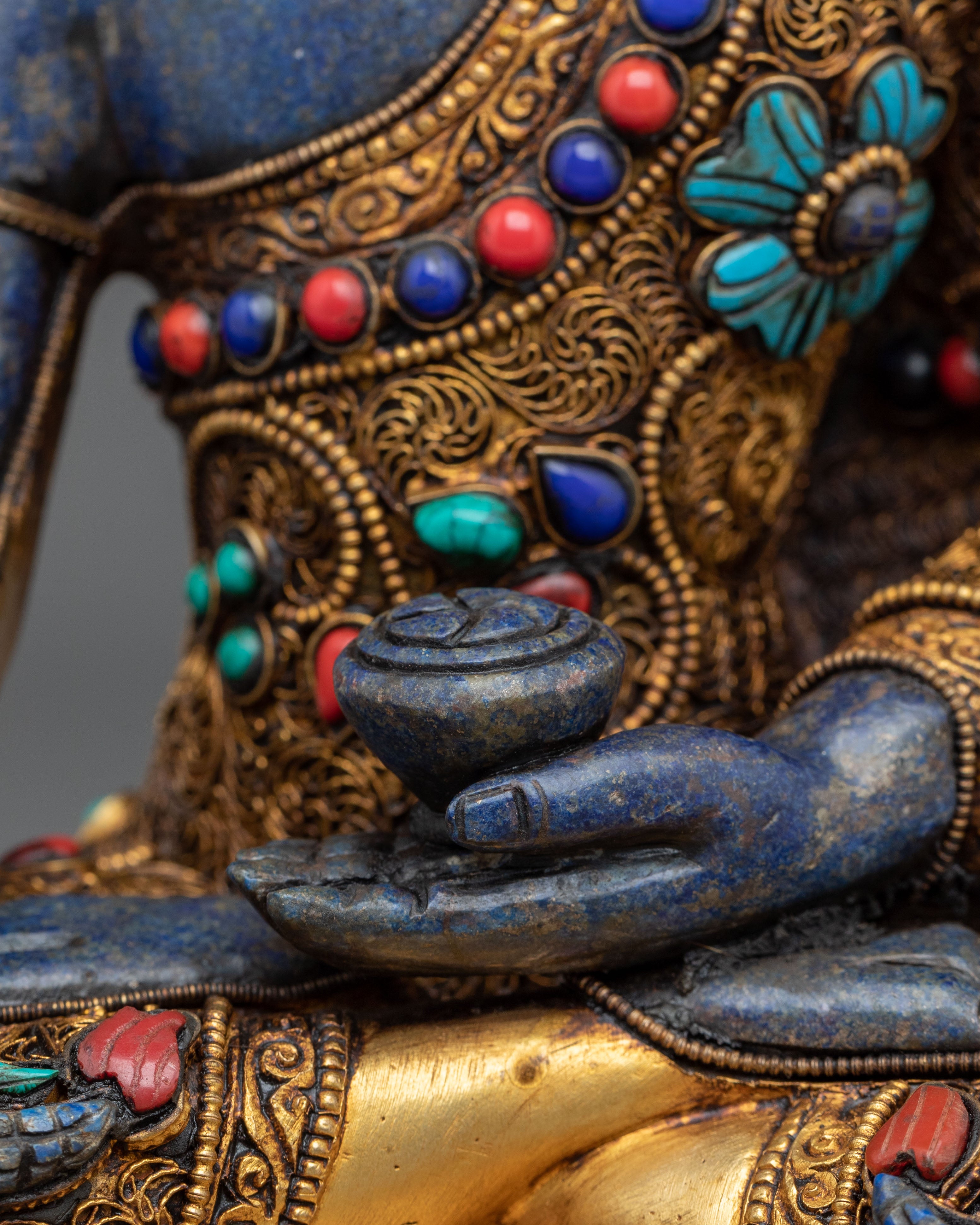 Shakyamuni Buddha Statue: Embodiment of Peace and Wisdom