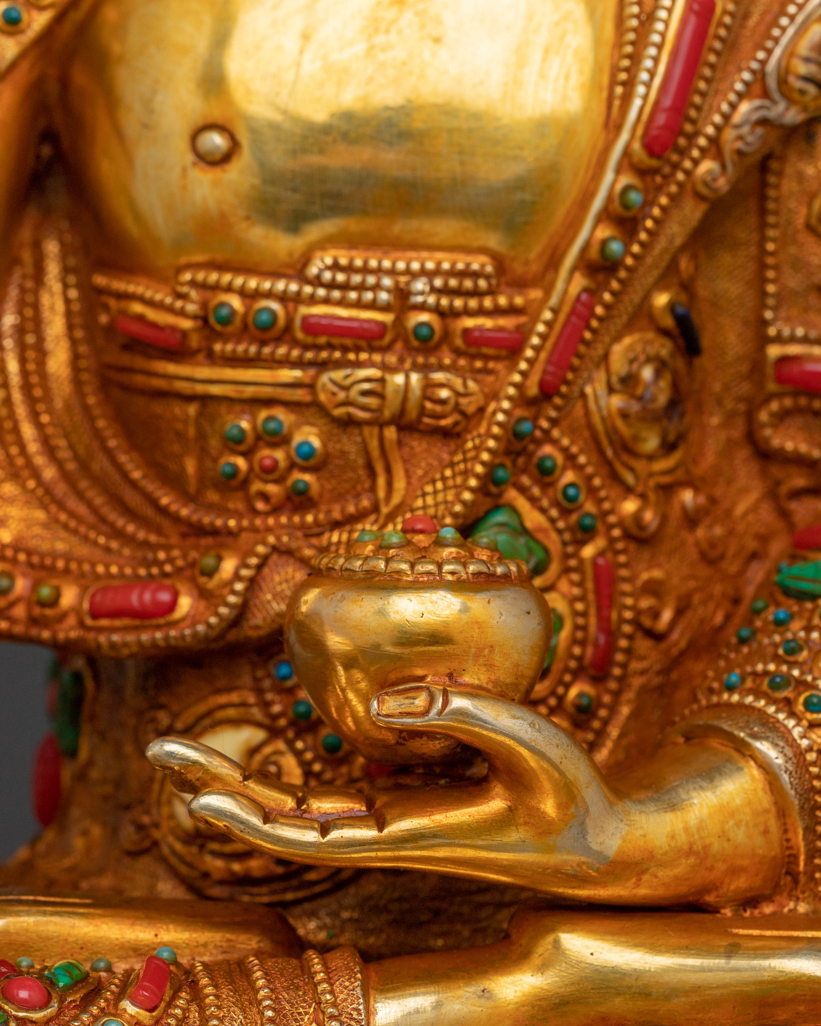 Serene Meditation Shakyamuni Statue – 24K Gold Gilded Art