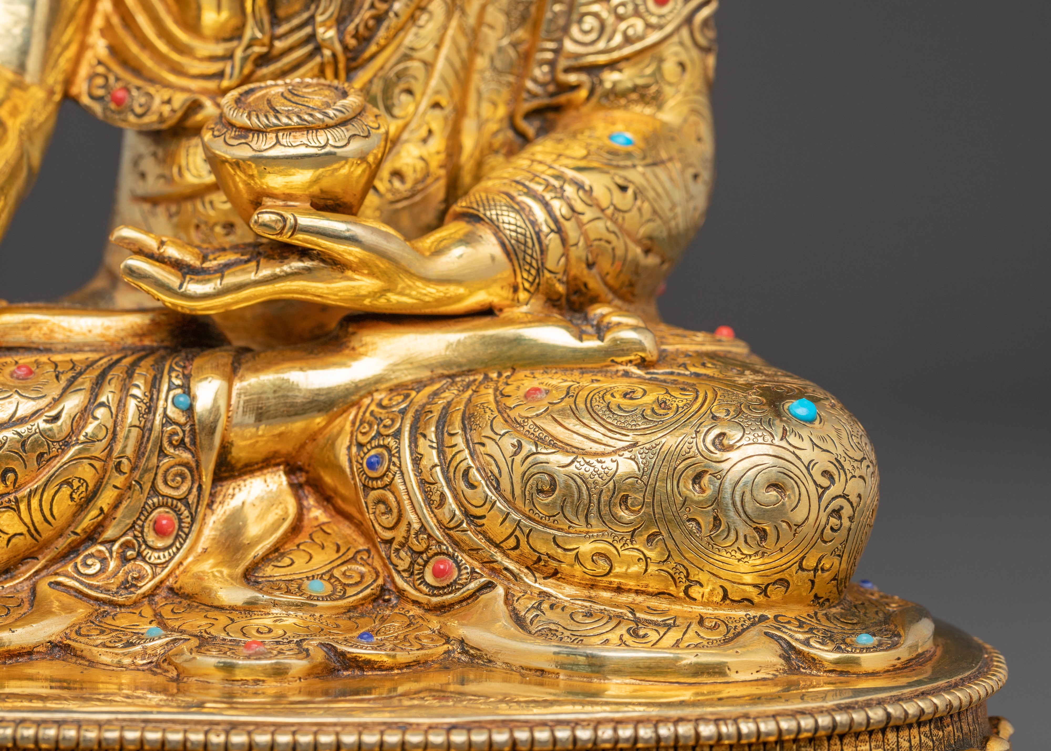 Shakyamuni Buddha Statue: Symbol of Power and Wisdom