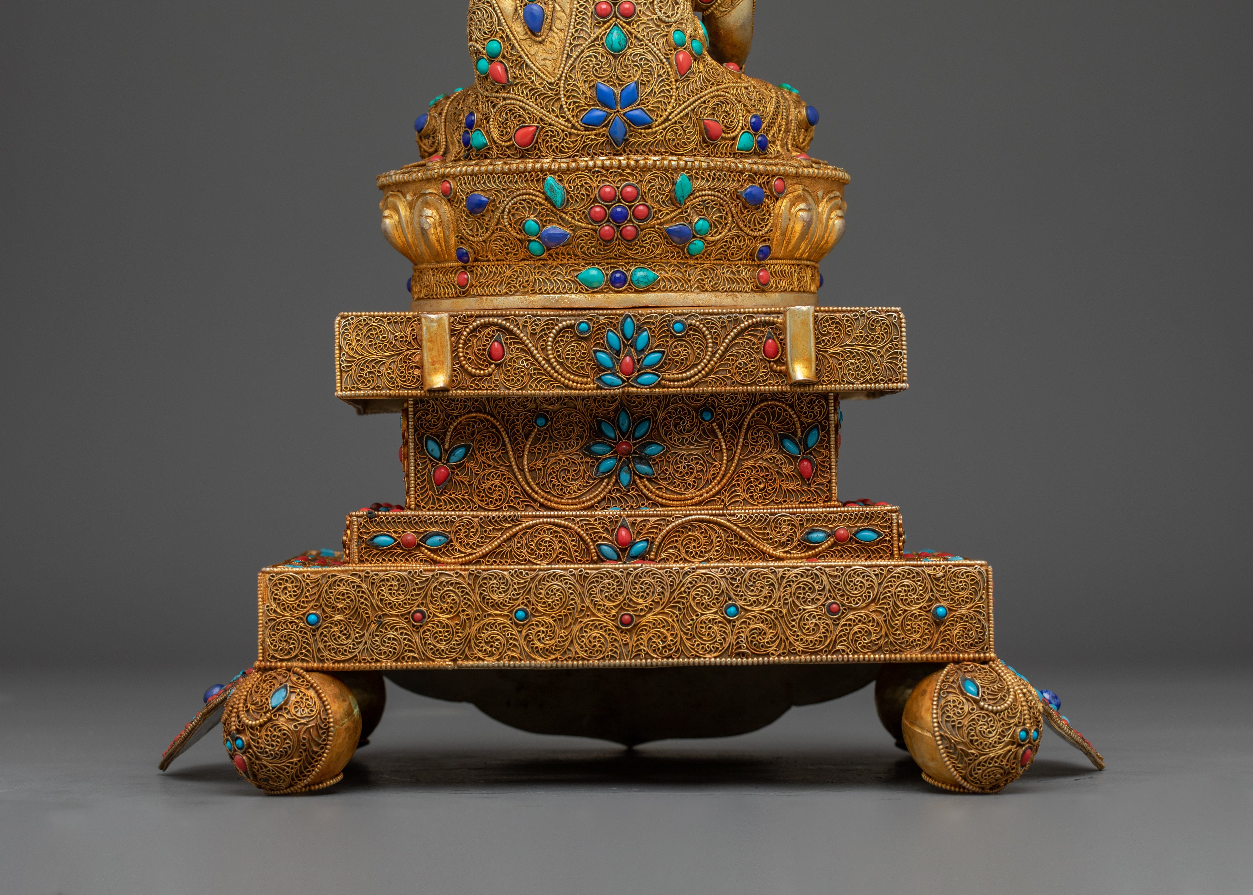 Statue of Shakyamuni Buddha on throne | Beautiful Throne
