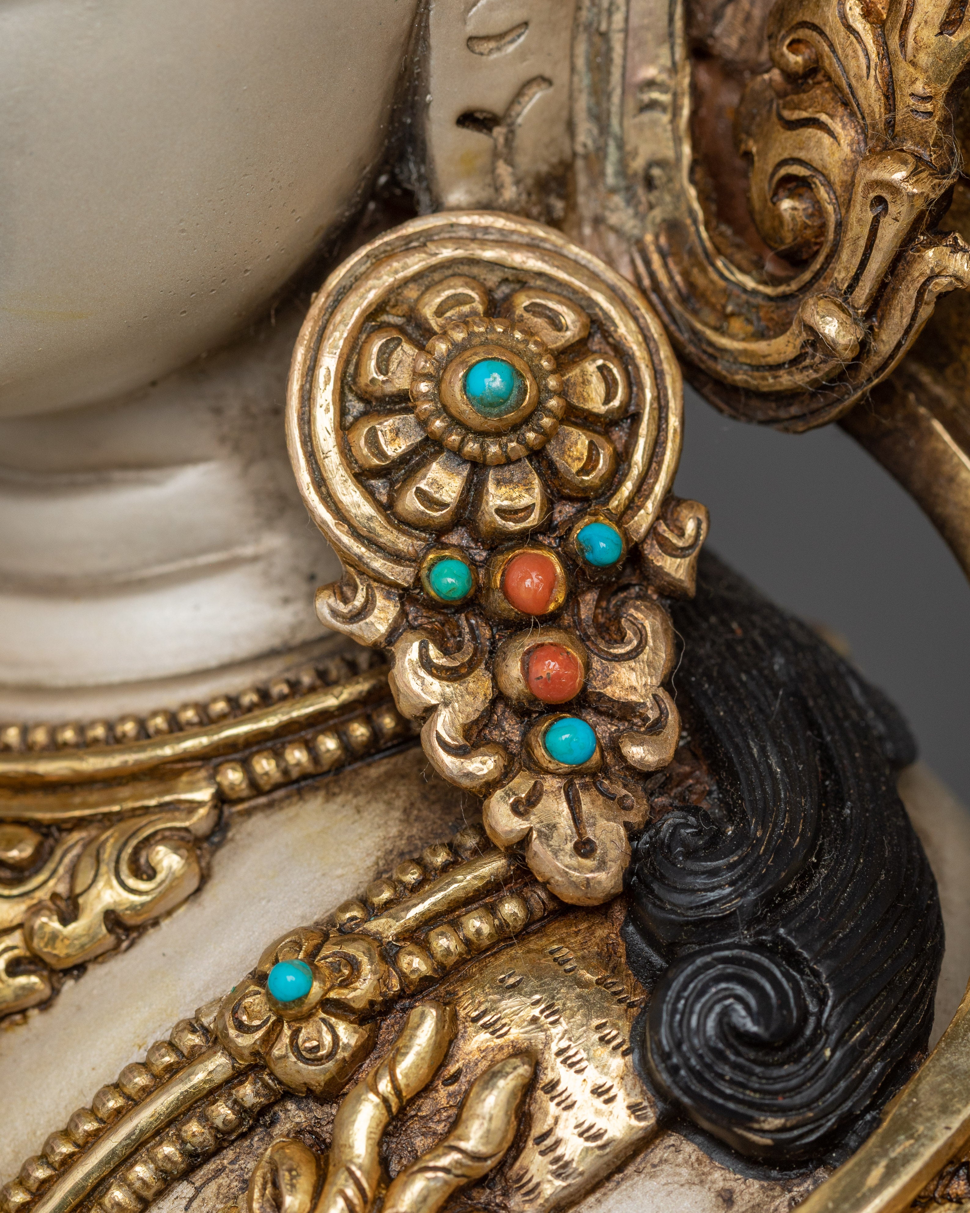 Serene Statue of Chenrezig | Guardian of Compassionate Wisdom