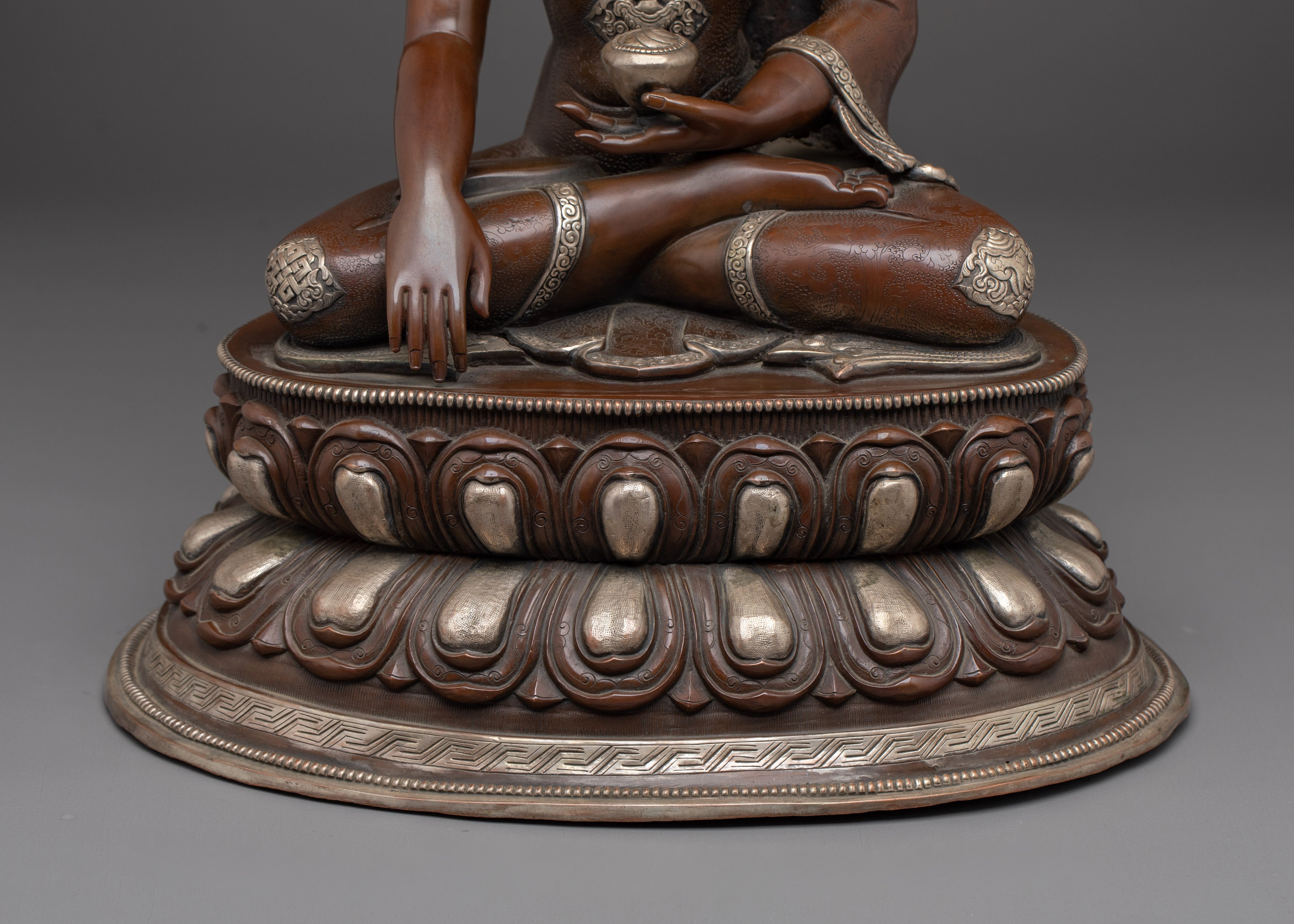Shakyamuni Buddha Statue in Silver-Plated Oxidized Copper | Buddhist Statue for Meditation