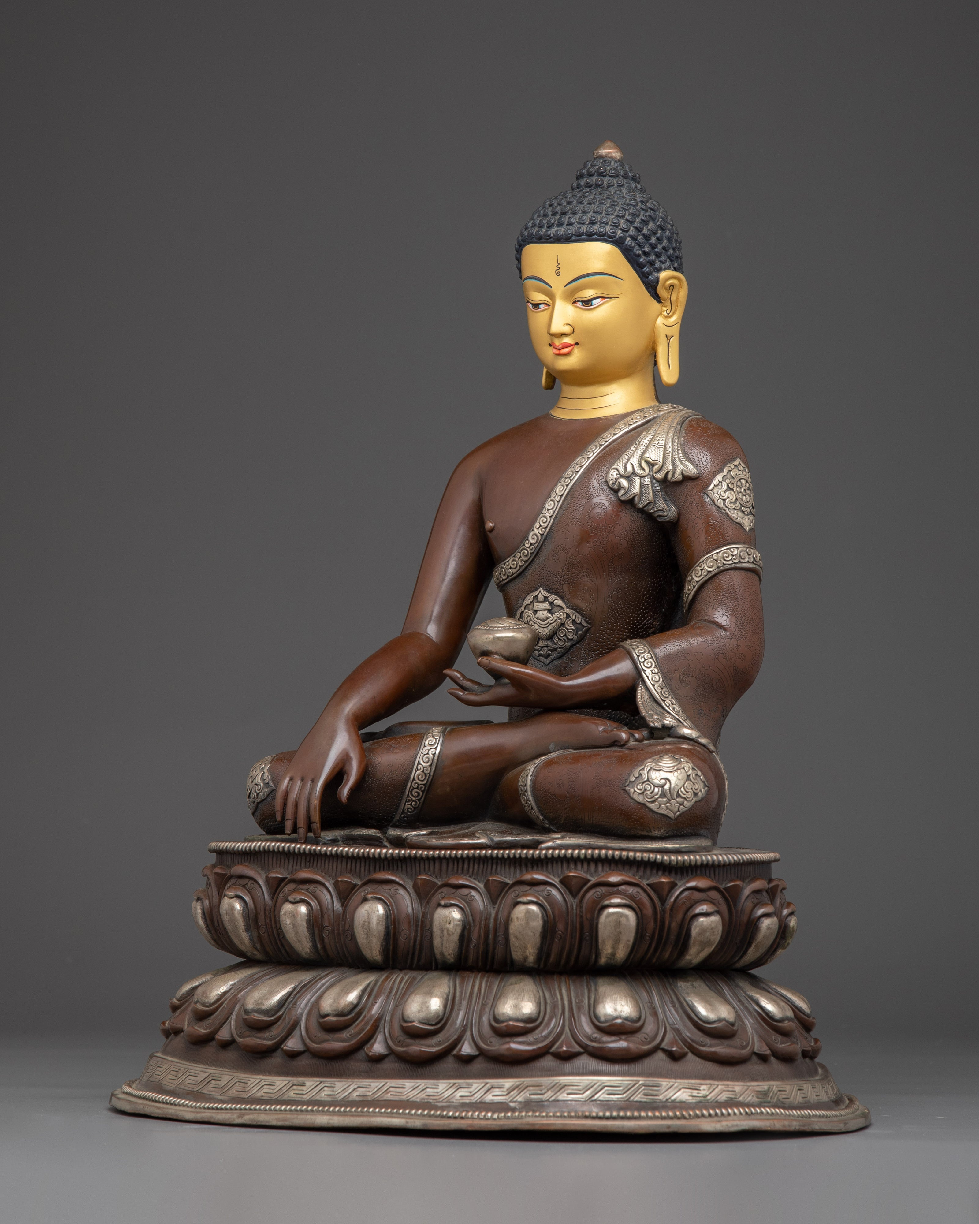 Shakyamuni Buddha Statue in Silver-Plated Oxidized Copper | Buddhist Statue for Meditation