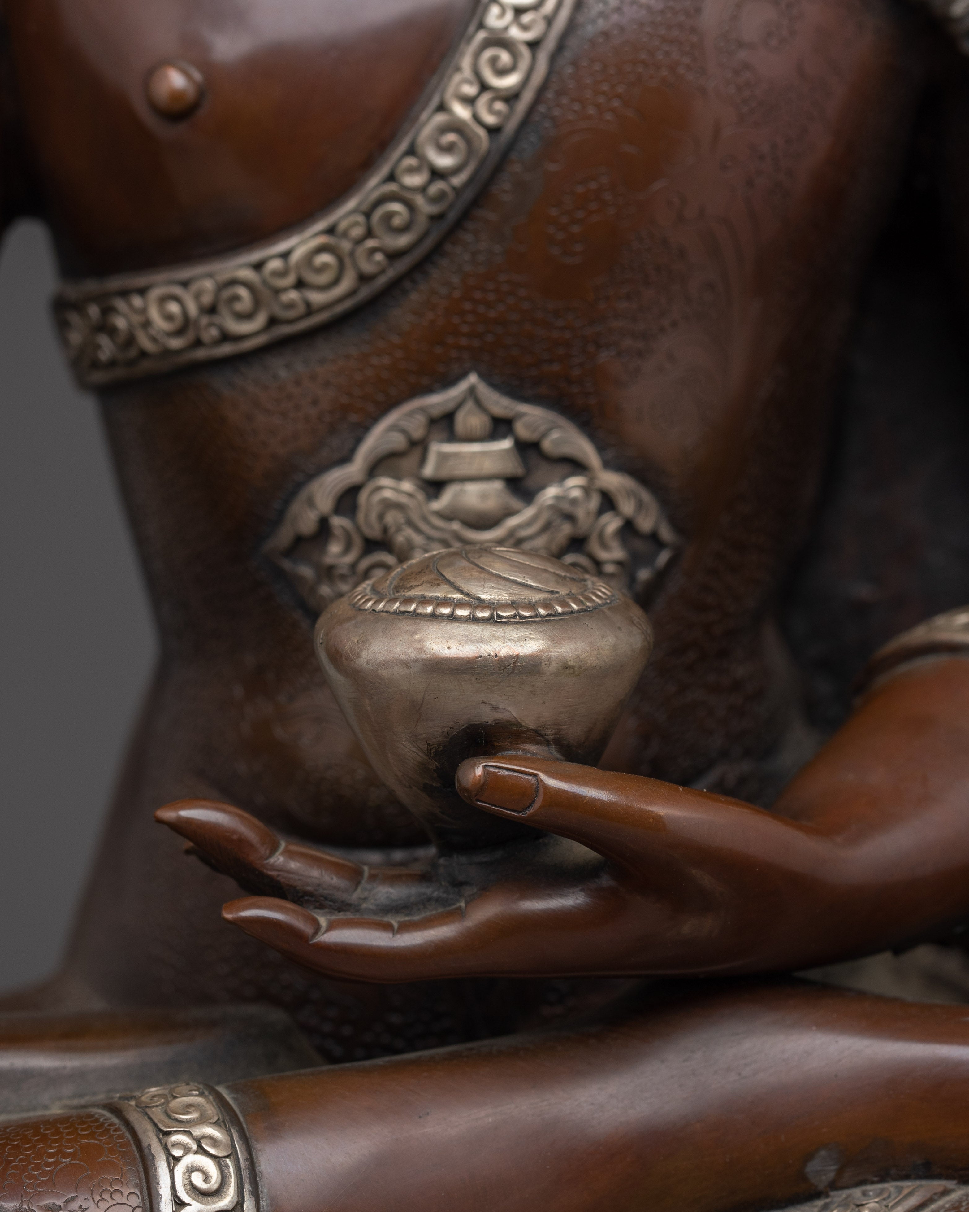 Shakyamuni Buddha Statue in Silver-Plated Oxidized Copper | Buddhist Statue for Meditation