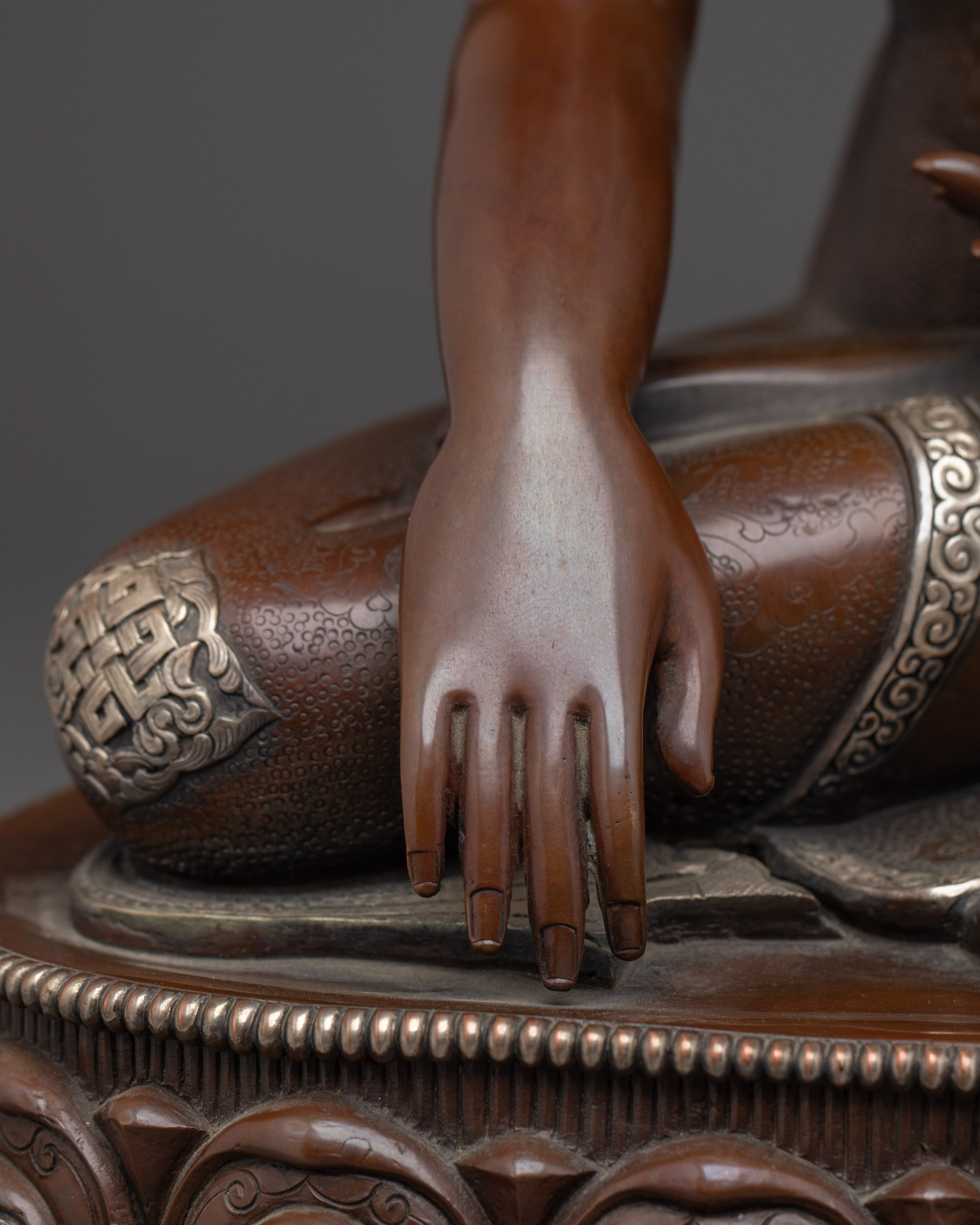 Shakyamuni Buddha Statue in Silver-Plated Oxidized Copper | Buddhist Statue for Meditation
