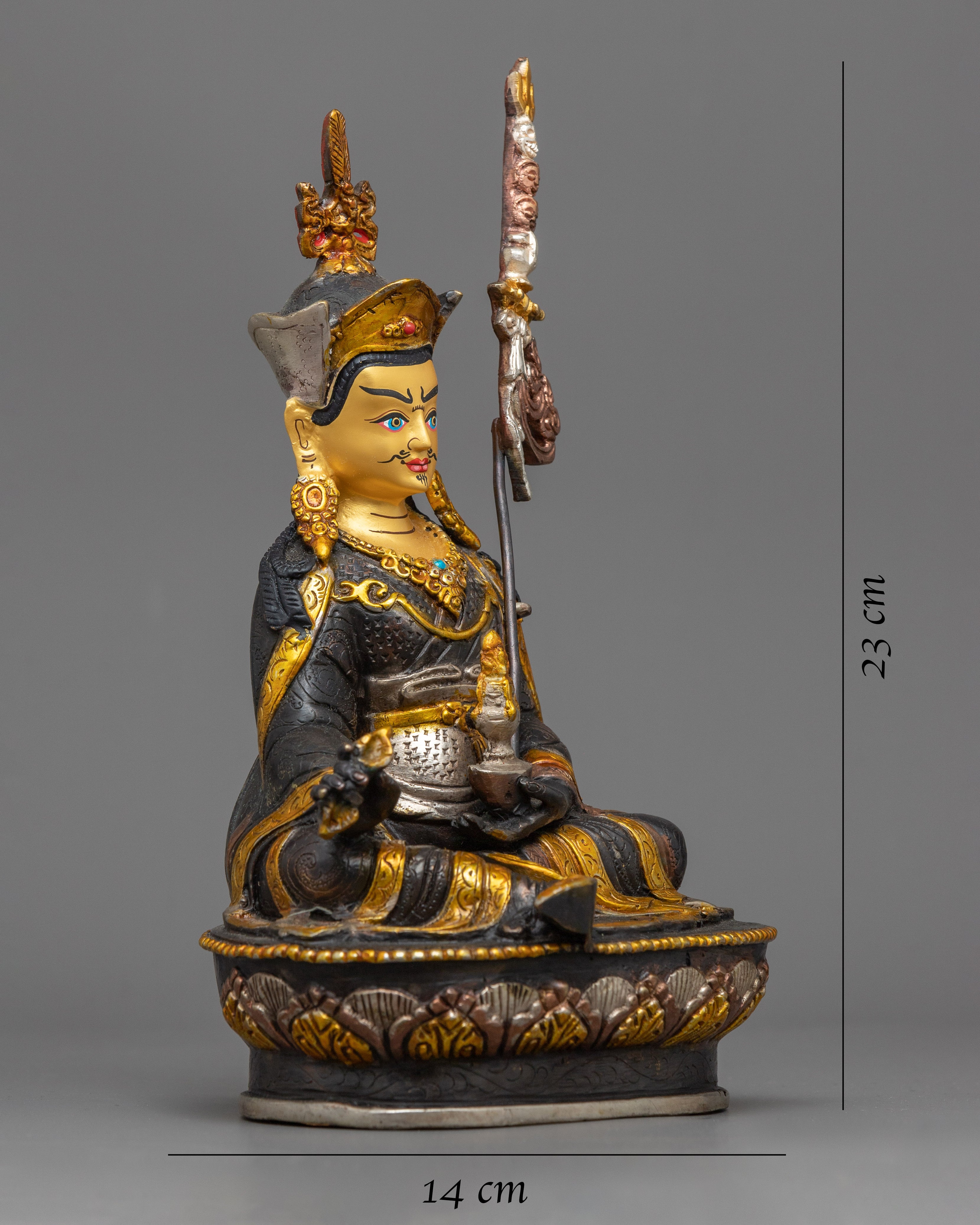 guru-rinpoche-image-on statue