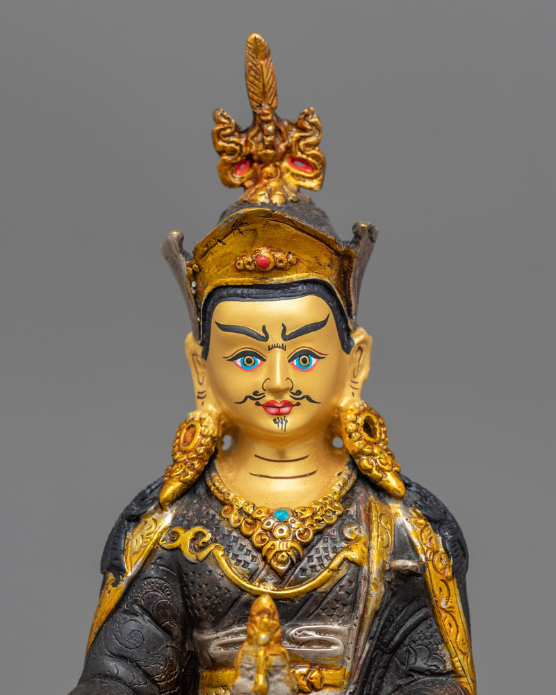 guru-rinpoche-image-on statue