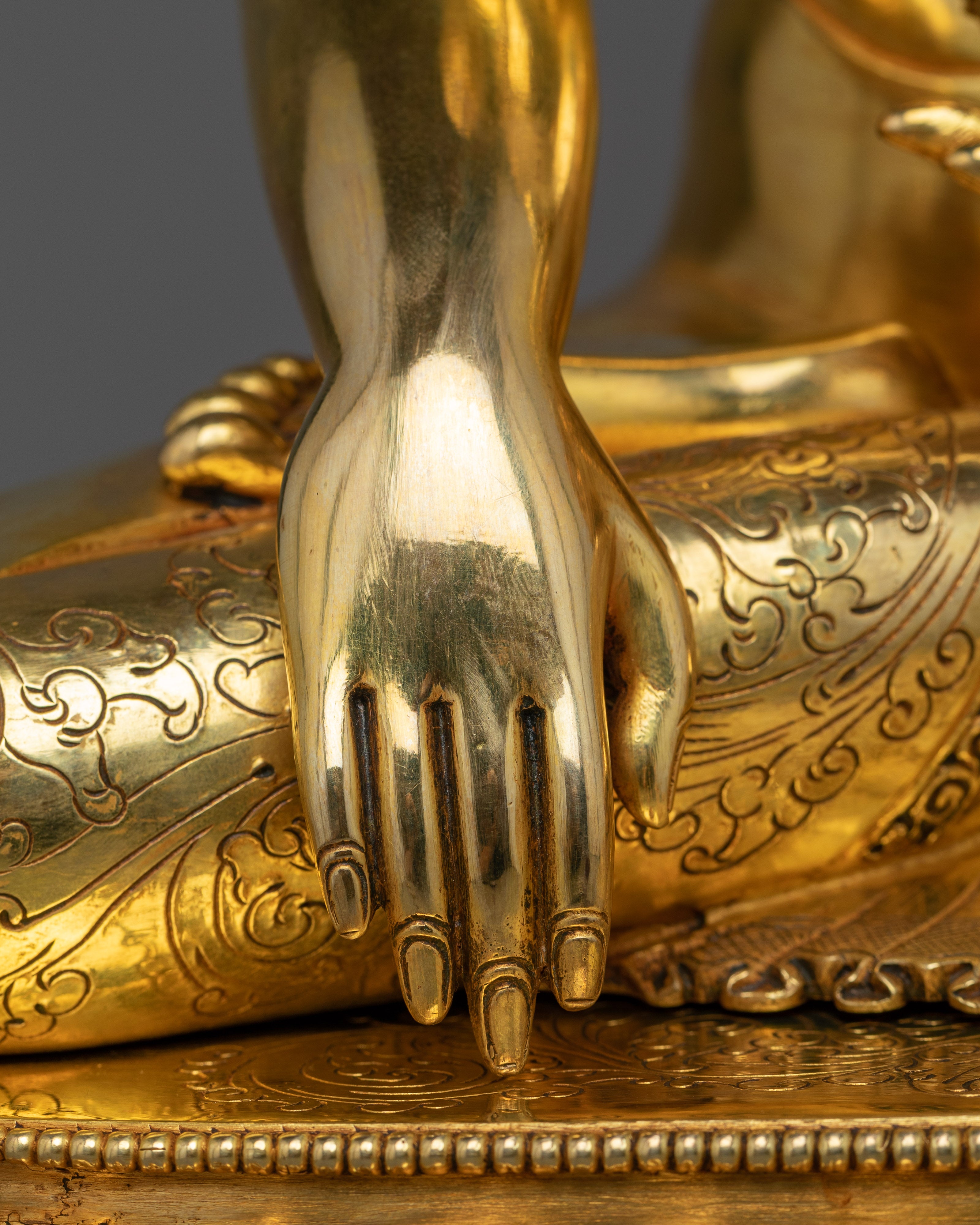 Serene Shakyamuni Buddha Sculpture | Pinnacle of Enlightenment