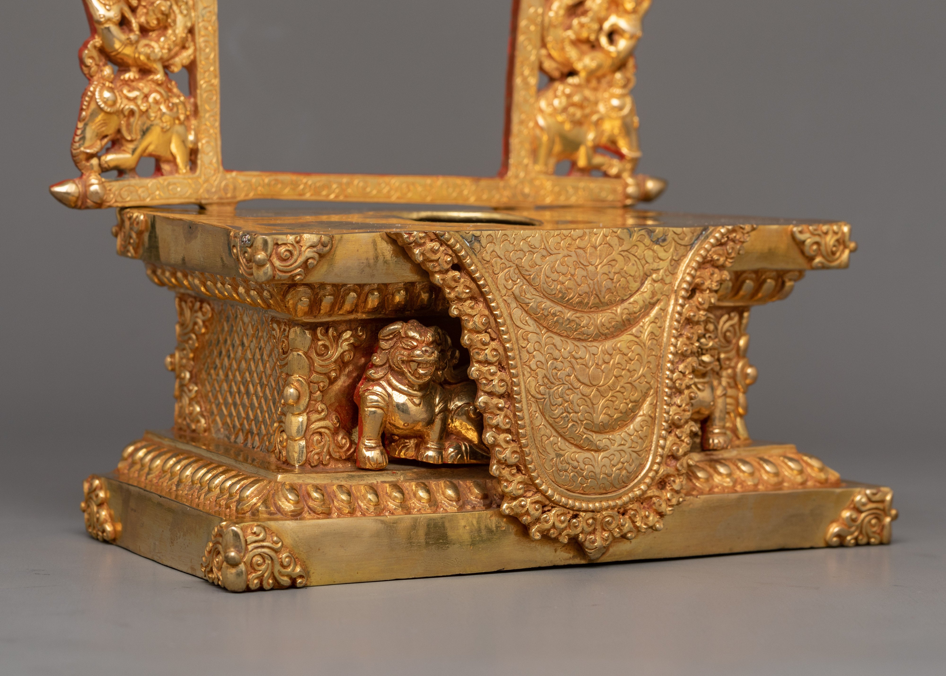 Hand Made Traditional Art Throne | Four Your Beautiful Statue
