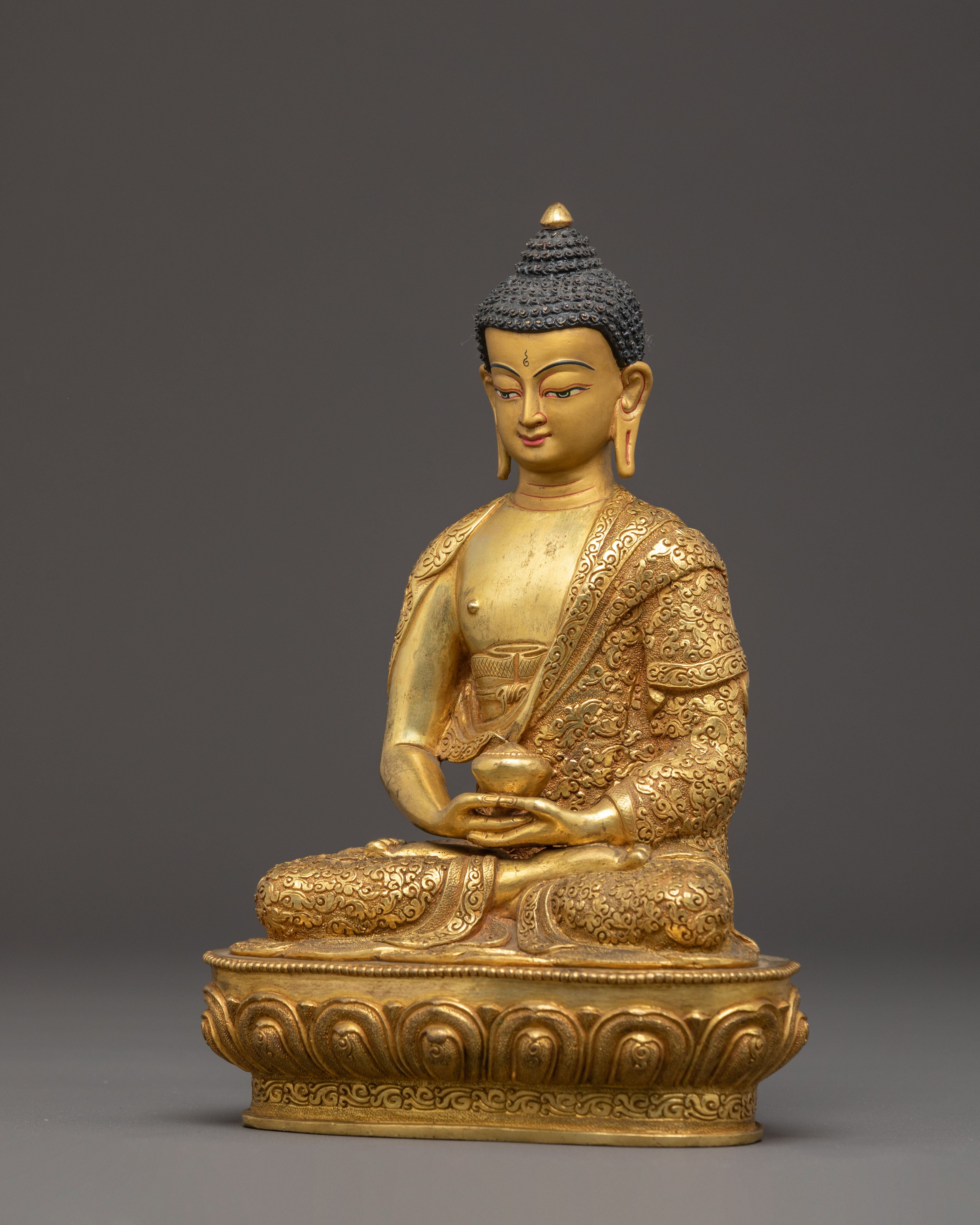 Serene Amitabha Buddha Statue: Symbol of Compassion