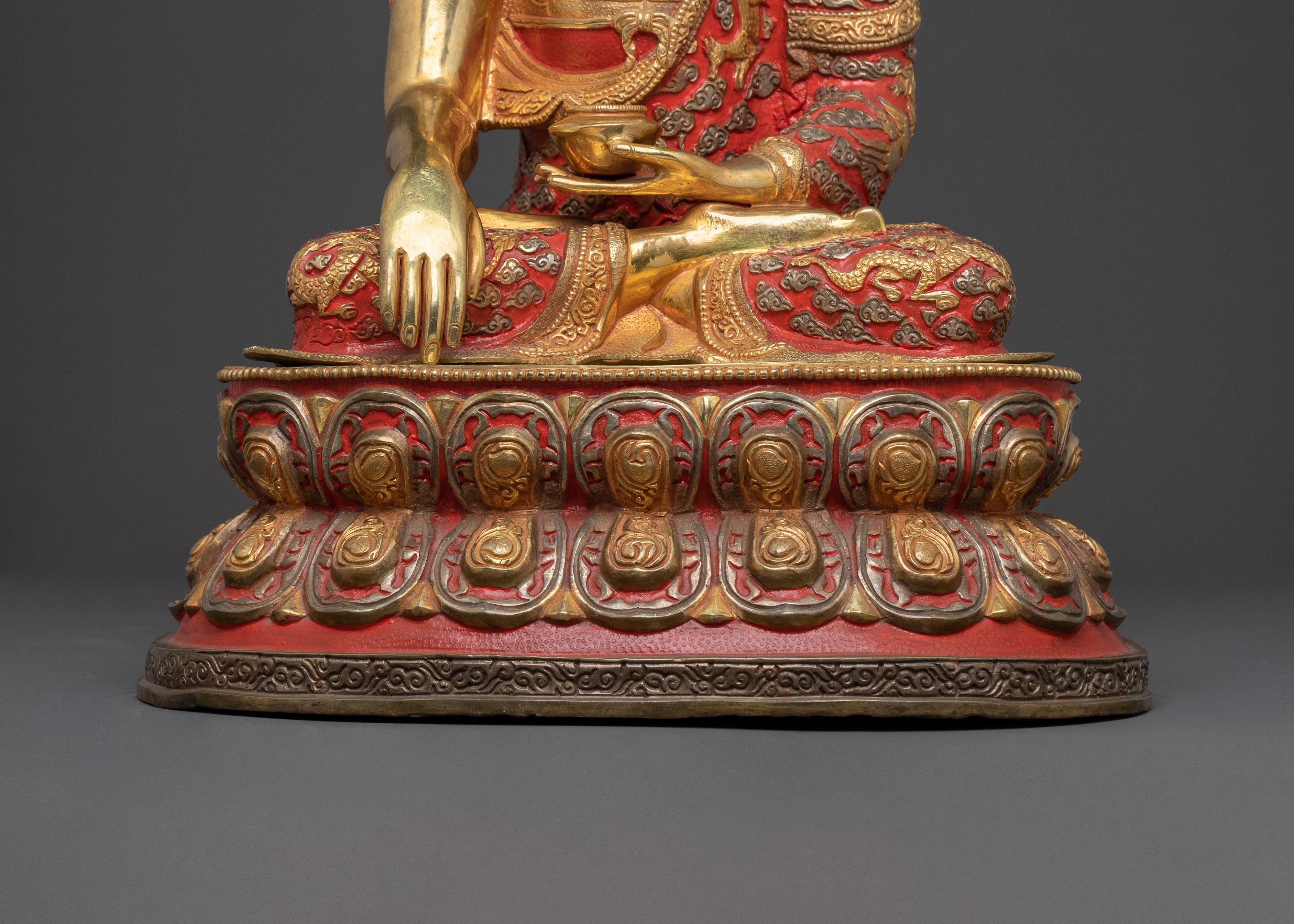 Shakyamuni Buddha Golden Statue: Enlightened Presence