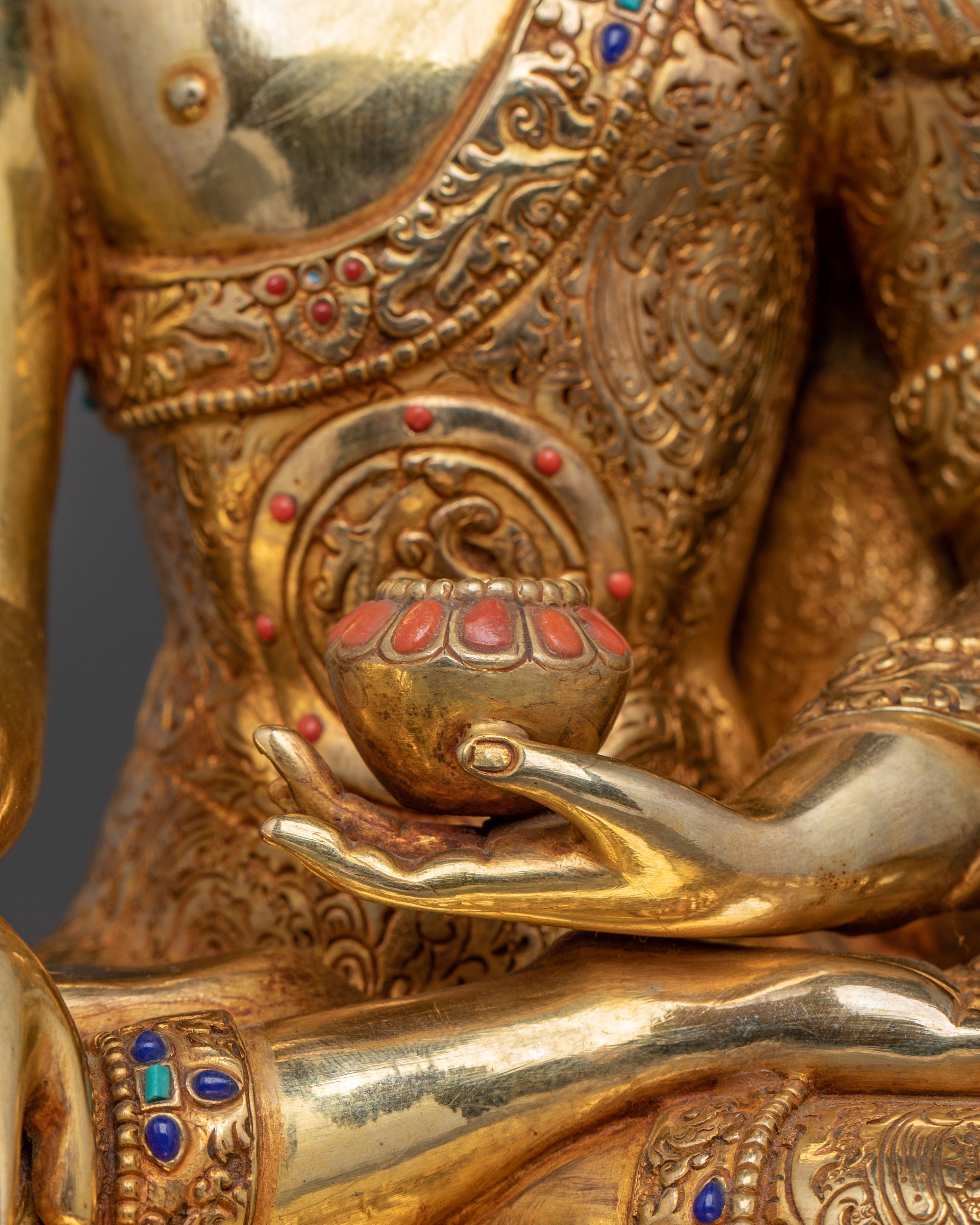 Shakyamuni Buddha Peace Statue: Gilded Serenity