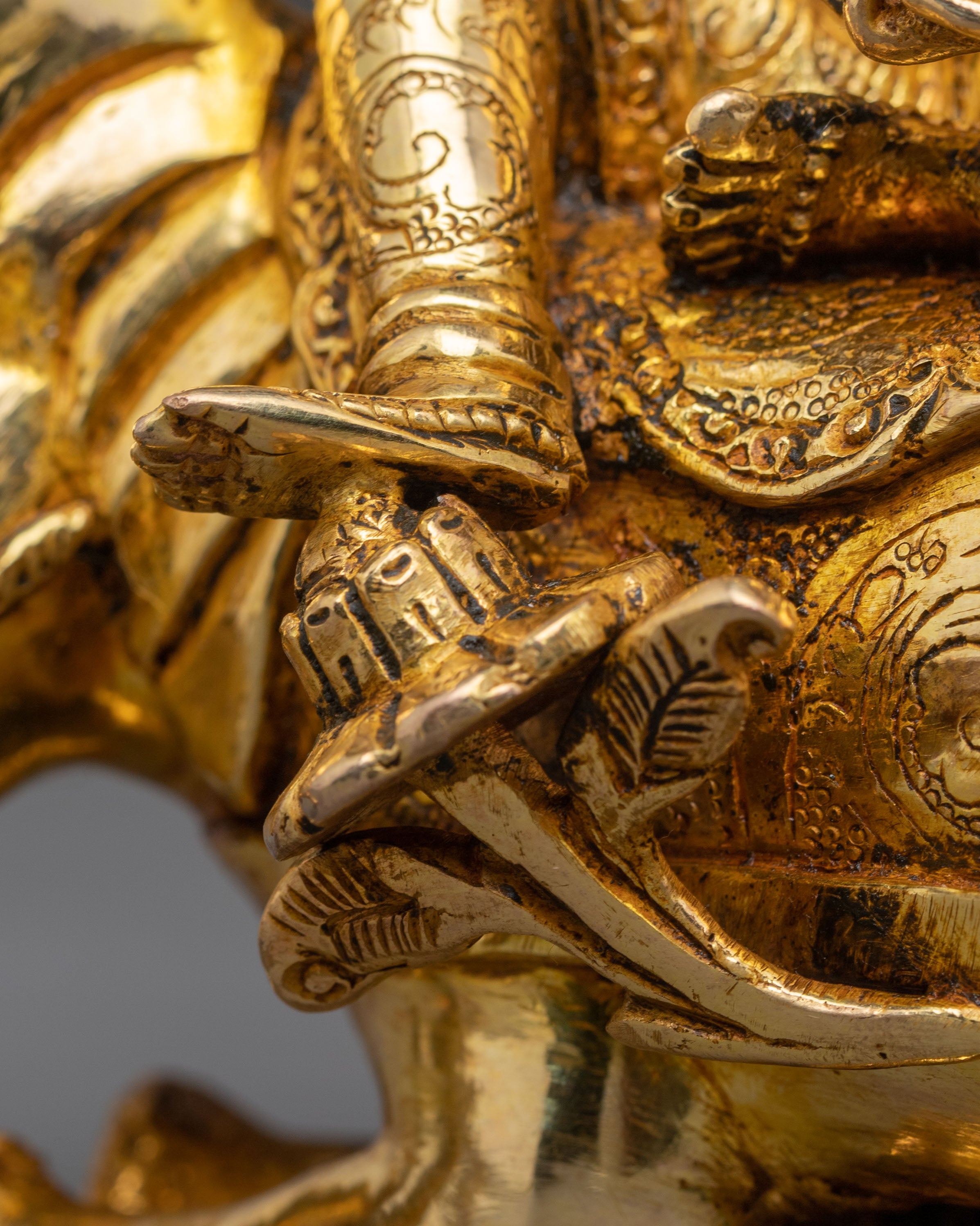 Golden Statue of Samanthabhadra | Dharma Protector