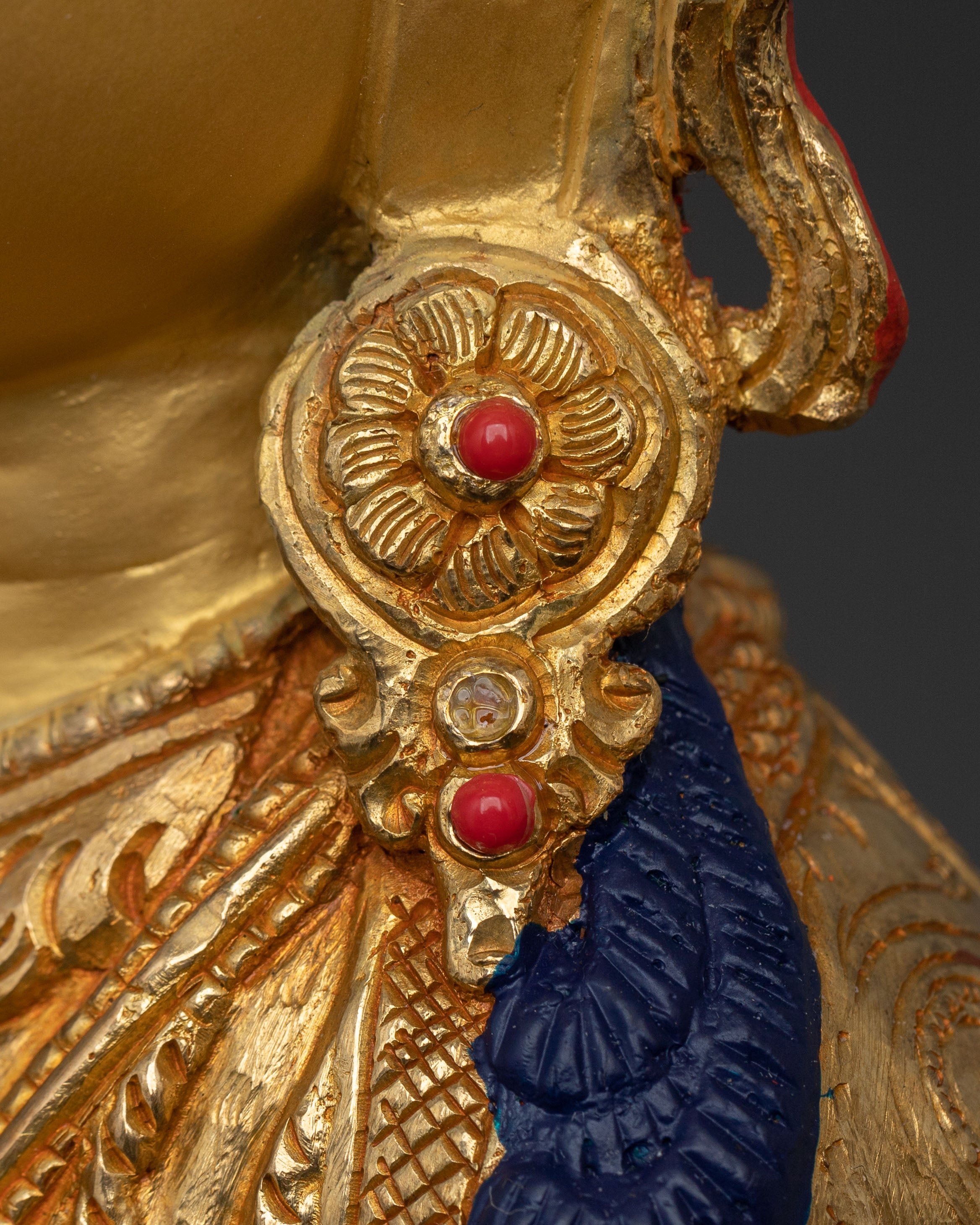 Four-Armed Chenrezig Statue: Handcrafted Figurine