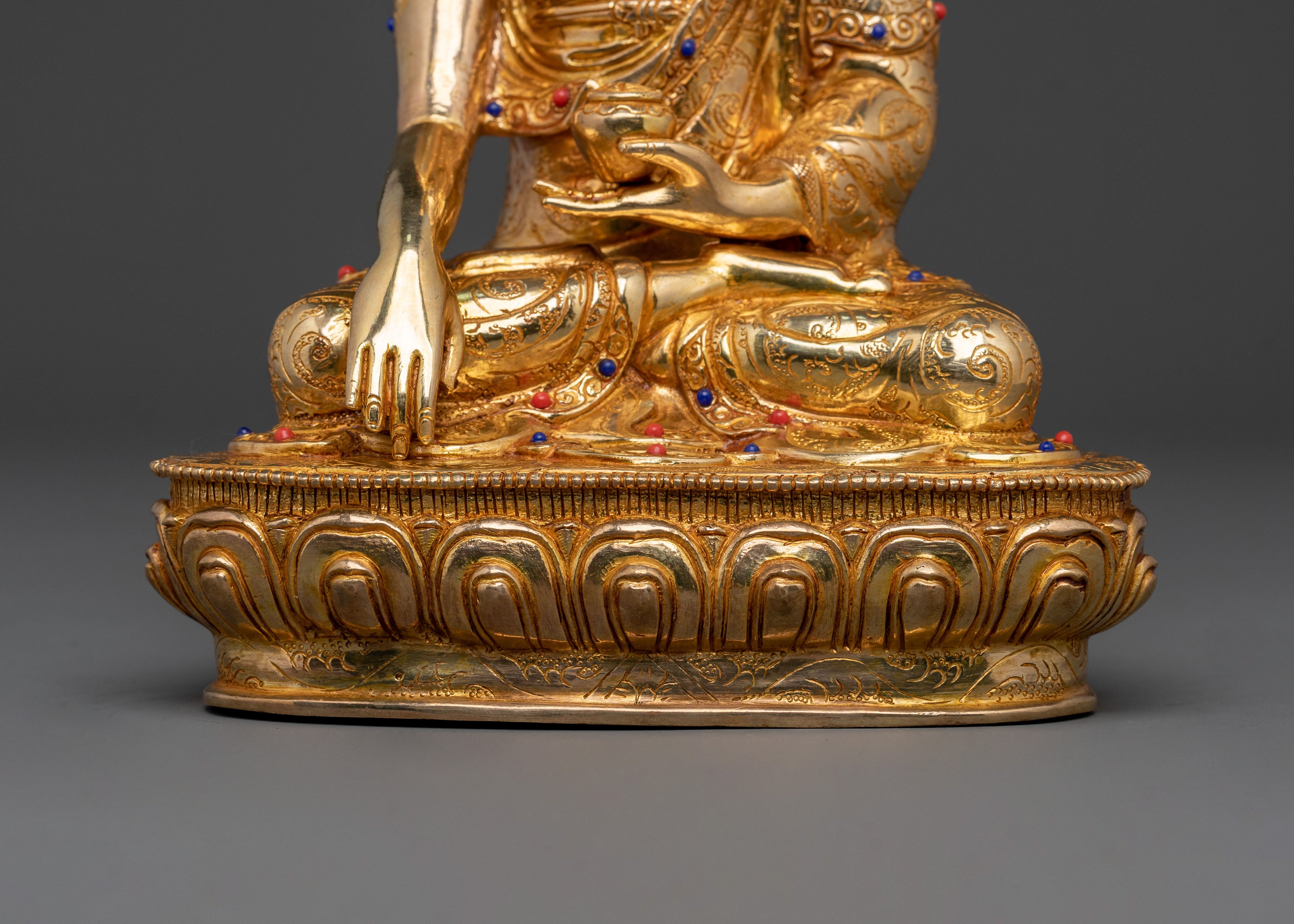 Shakyamuni Buddha Spiritual Statue: Enlightened Serenity