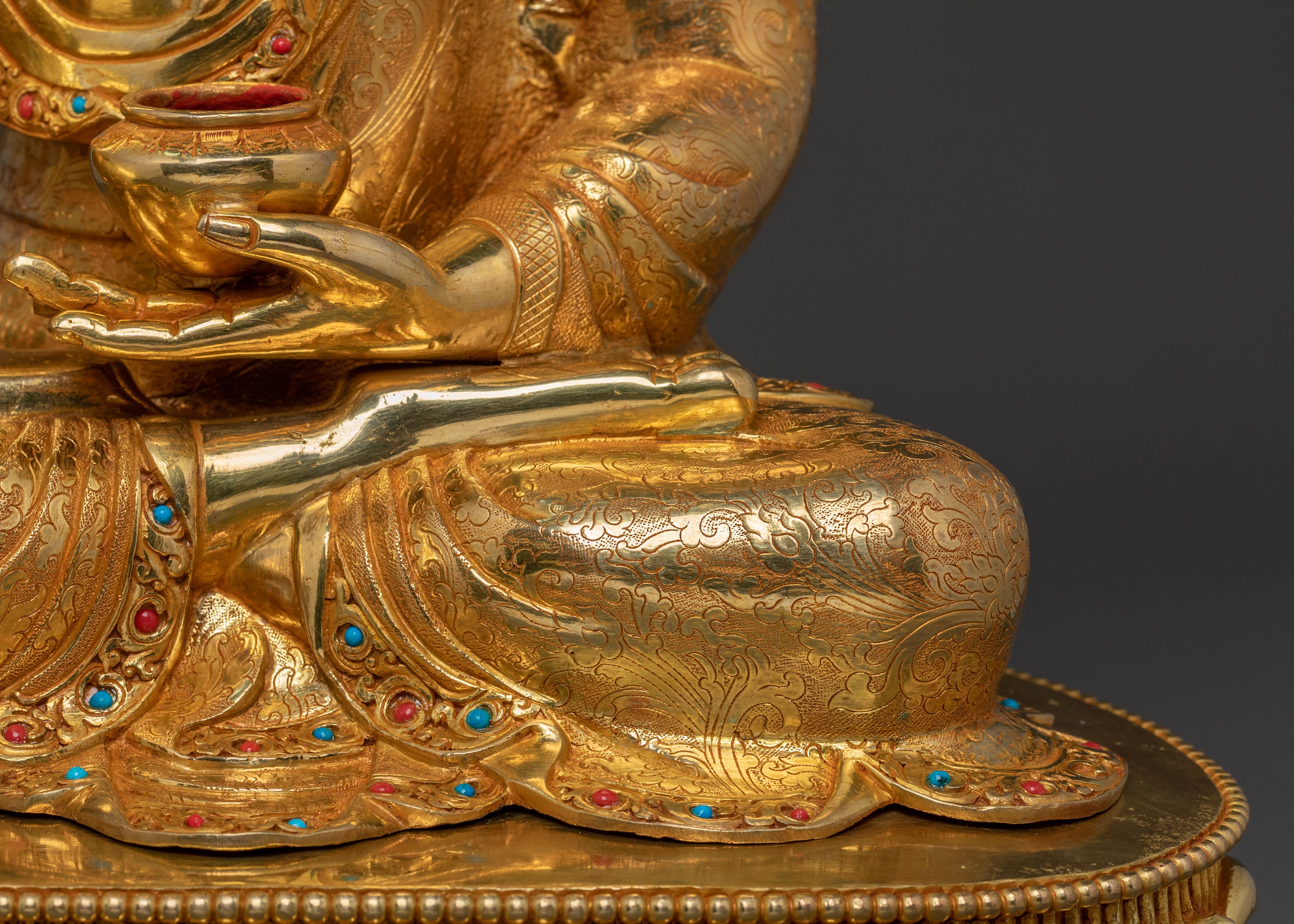 Serene Shakyamuni Buddha Statue for Altar Decor