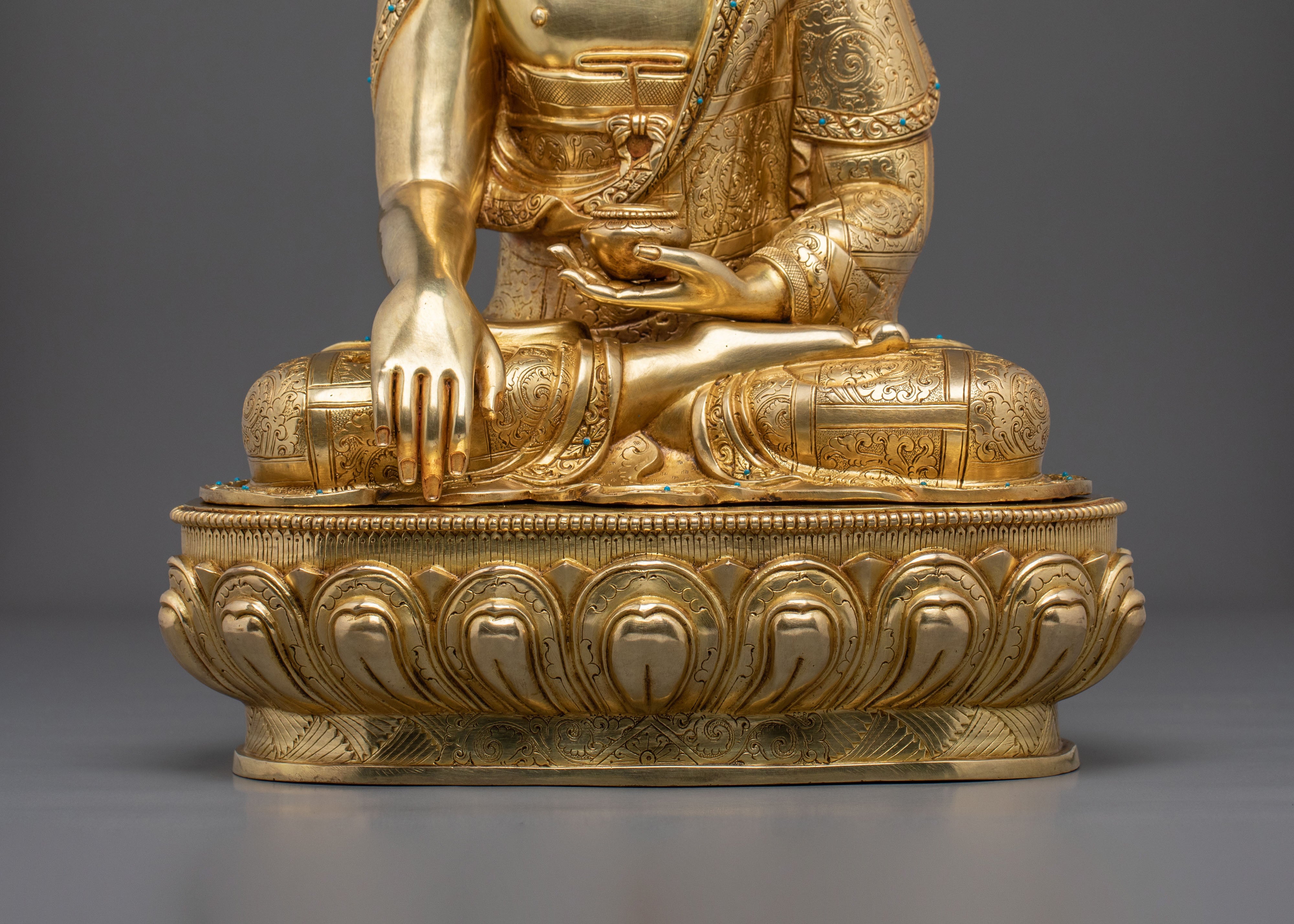 Shakyamuni Buddha Statue: Symbol of Wisdom and Peace