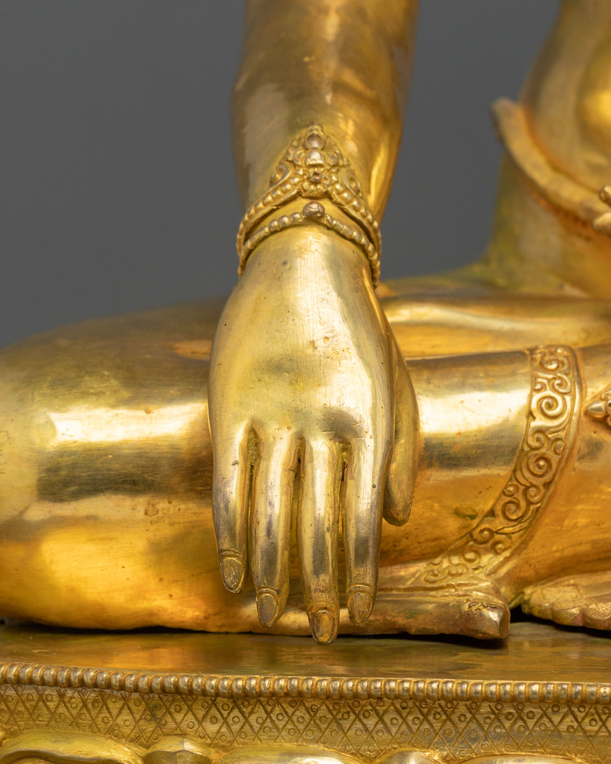 Mitrugpa Golden Figurine | Embodiment of Steadfastness