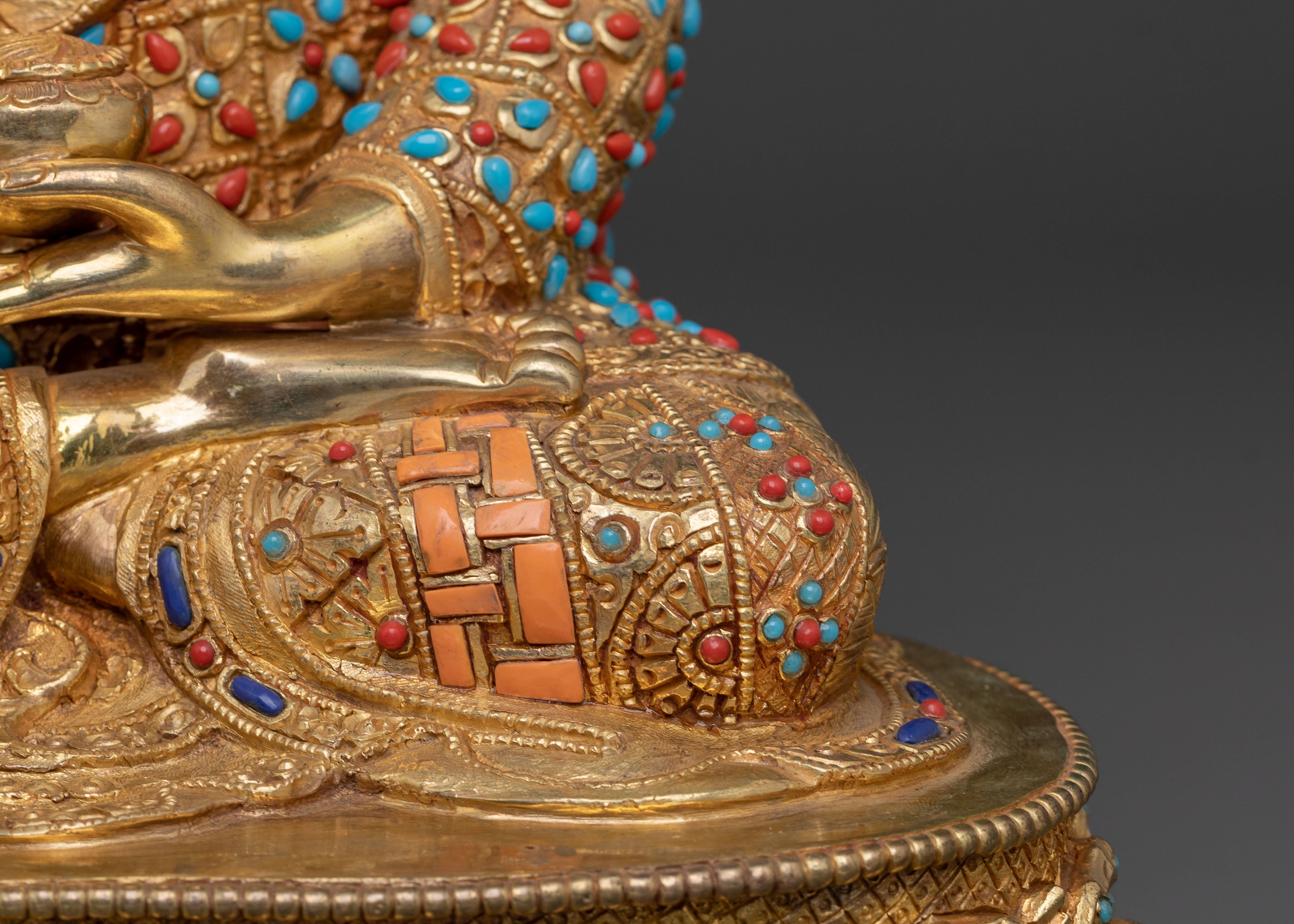 Shakyamuni Buddha Sacred Statue: Buddhist Decor
