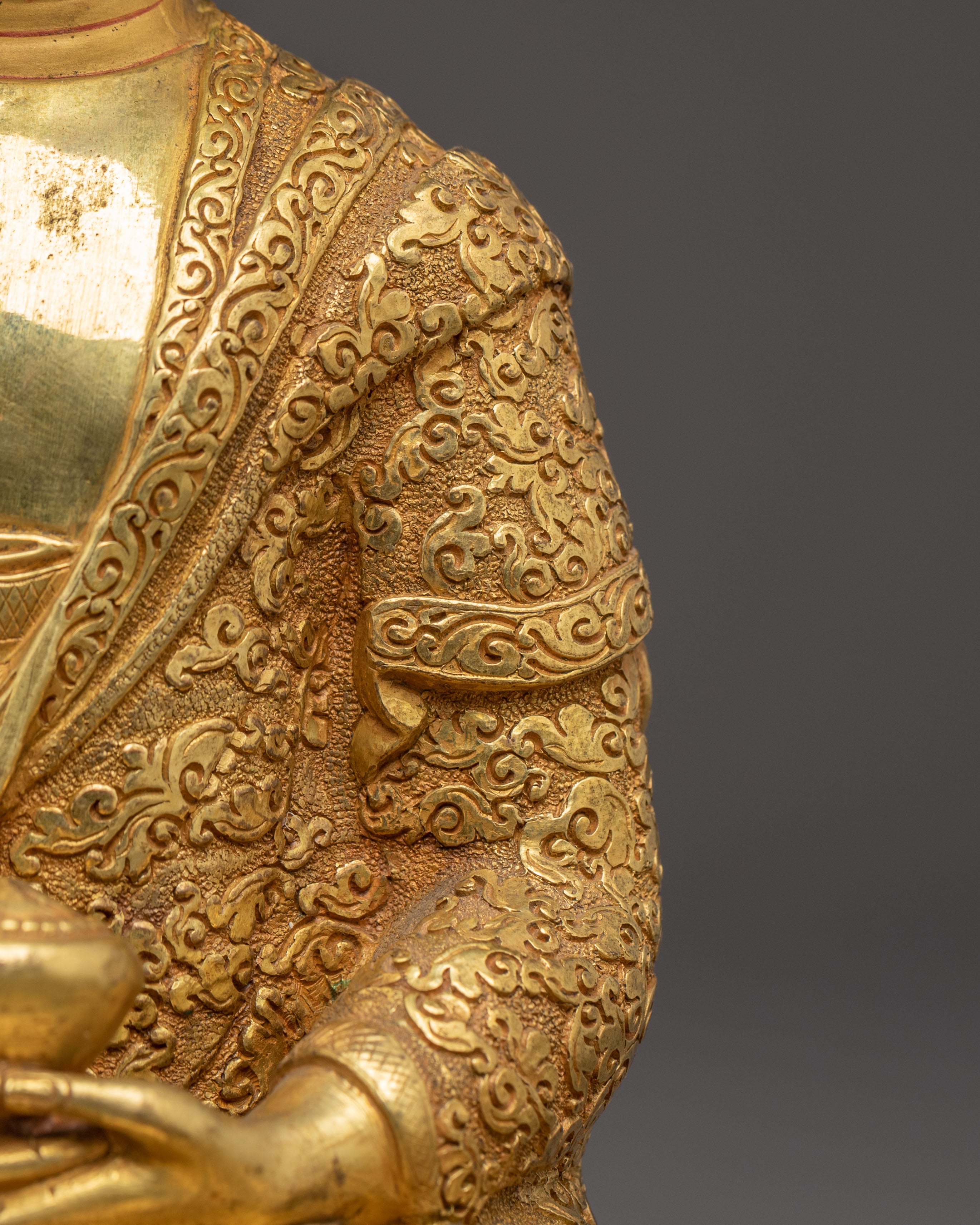 Serene Amitabha Buddha Statue: Symbol of Compassion