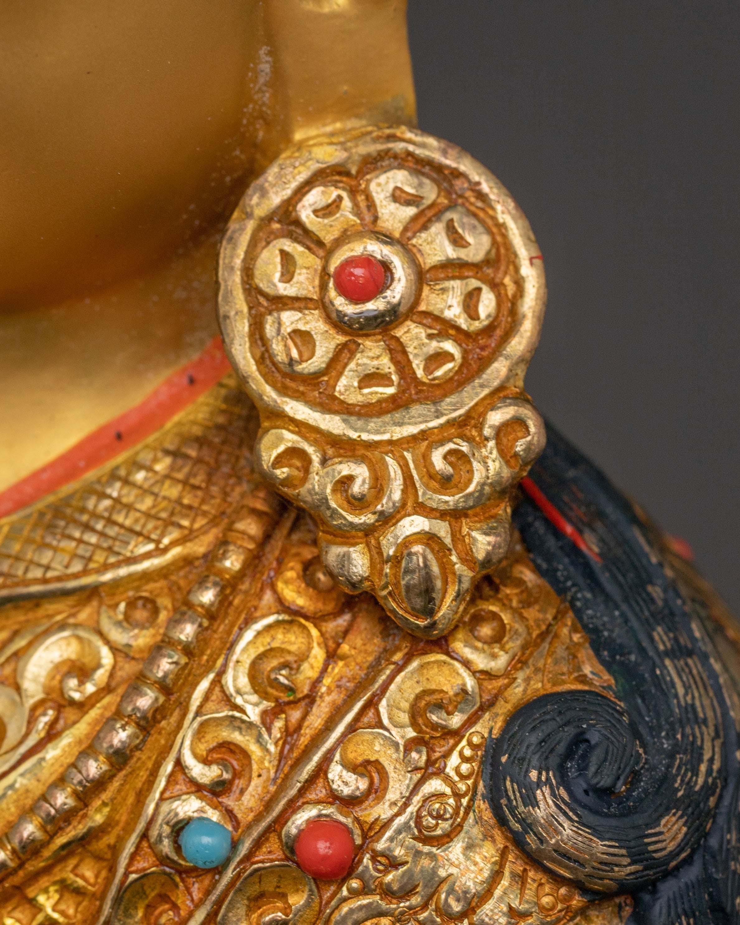 Golden Padmasambhava Decor Statue: Exquisite Gilded Copper