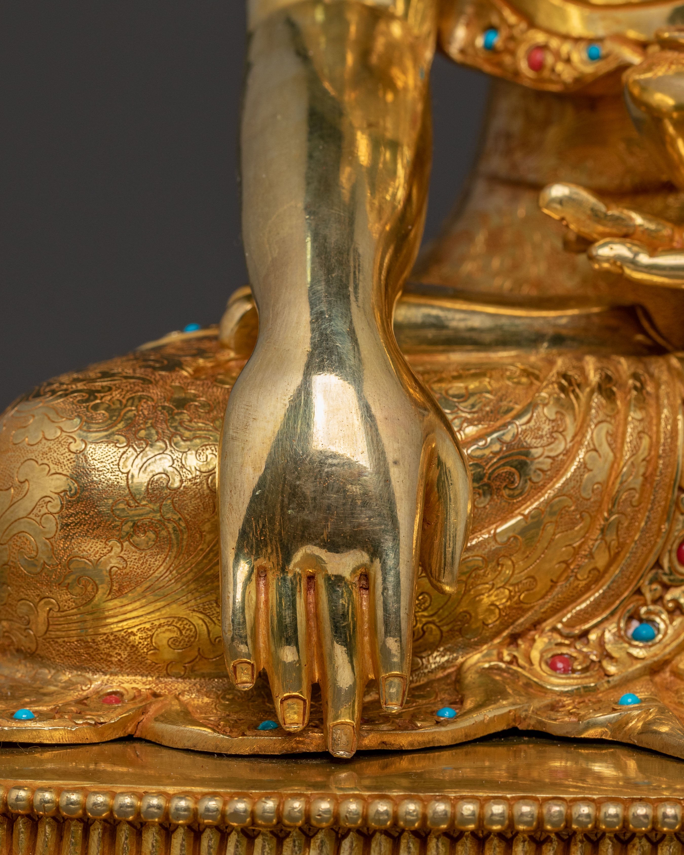 Serene Shakyamuni Buddha Statue for Altar Decor