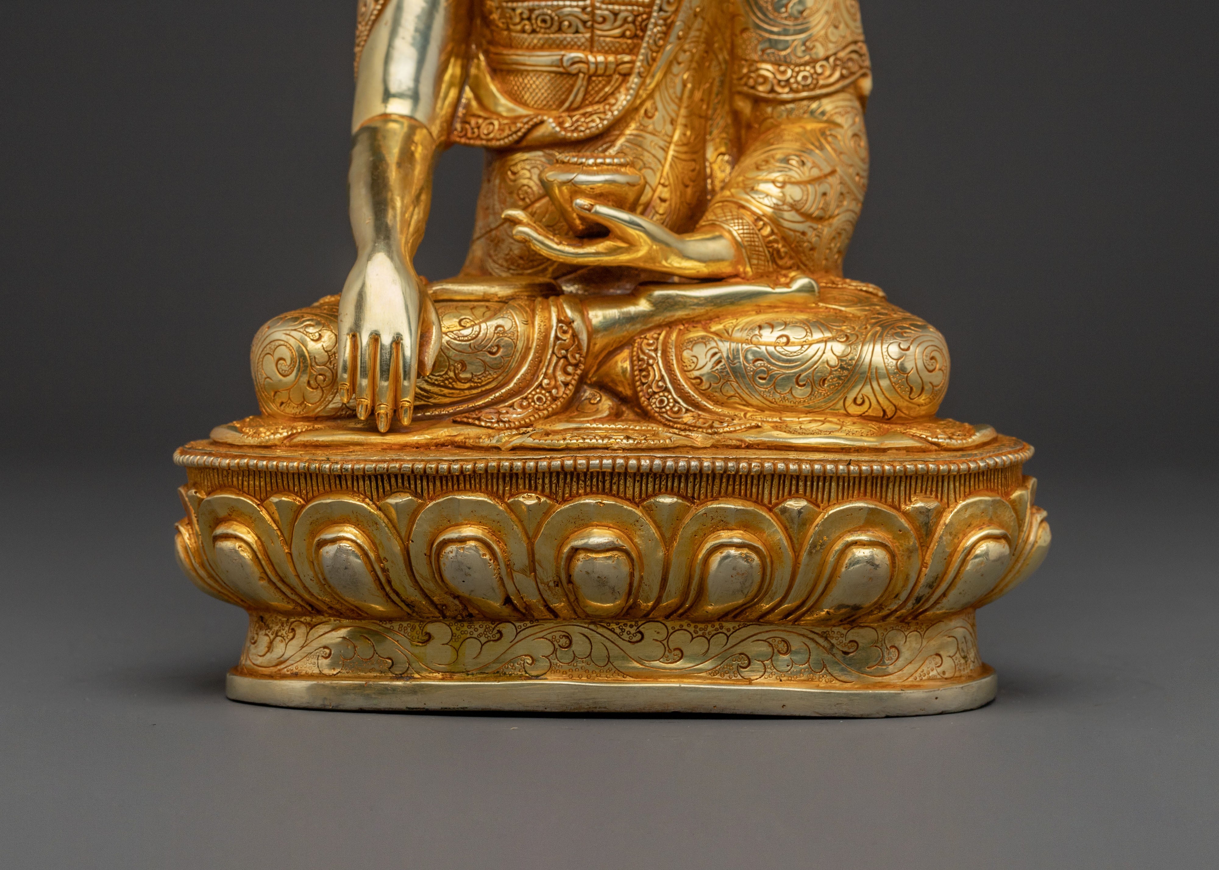 Shakyamuni Buddha Statue: Gilded Meditation Decor