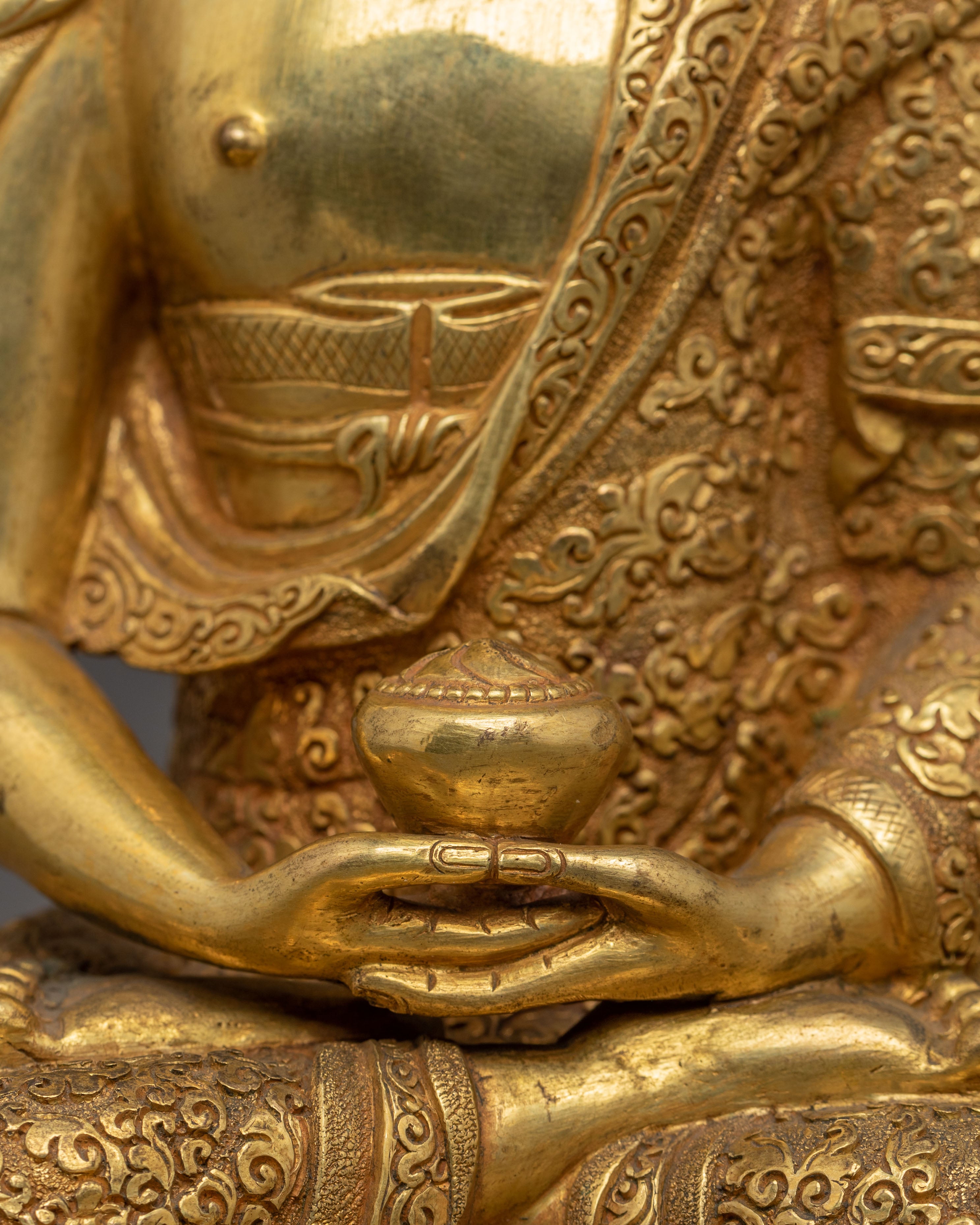 Serene Amitabha Buddha Statue: Symbol of Compassion
