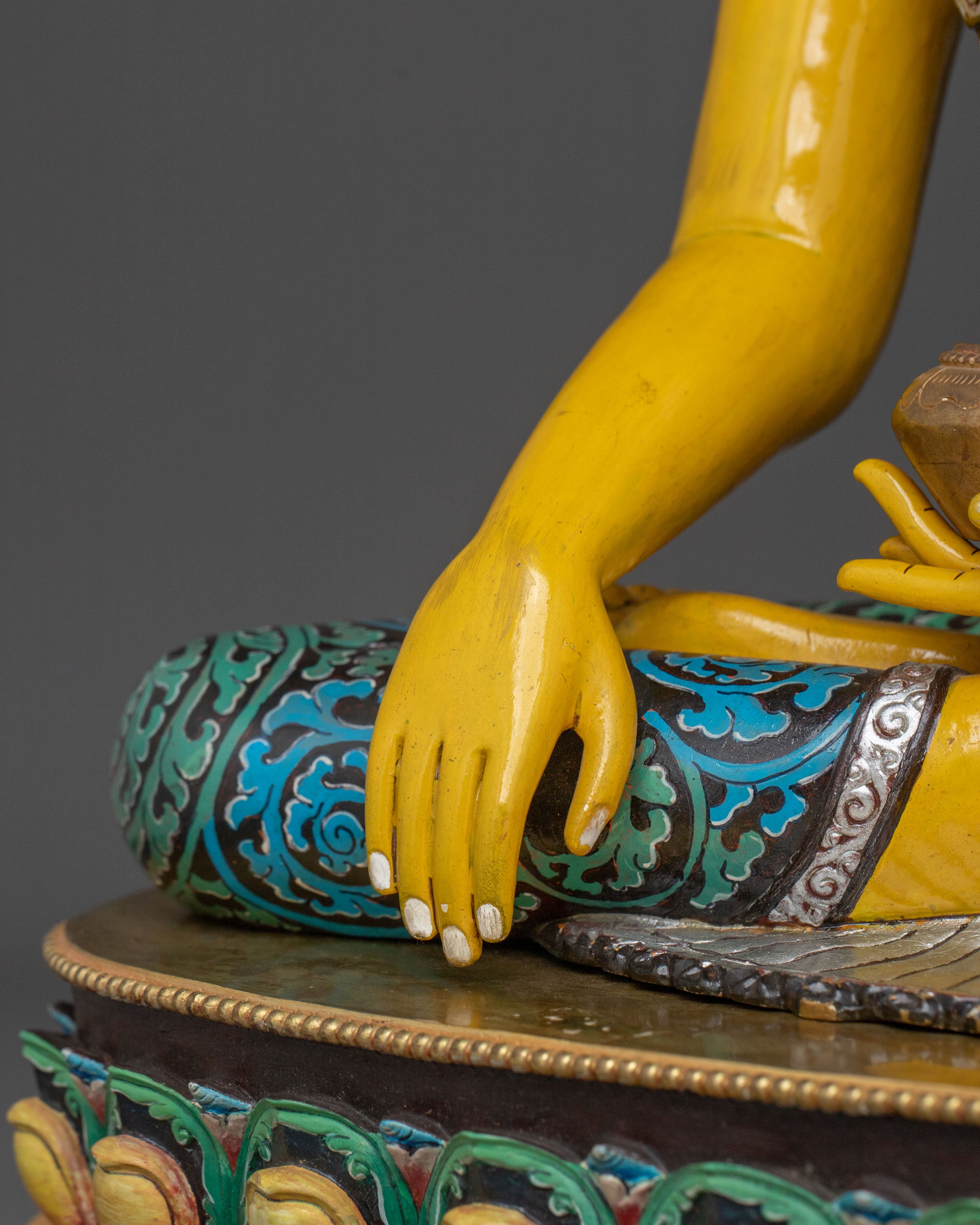 The Traditional Shakyamuni Buddha Statue in 24K Gold Gilded