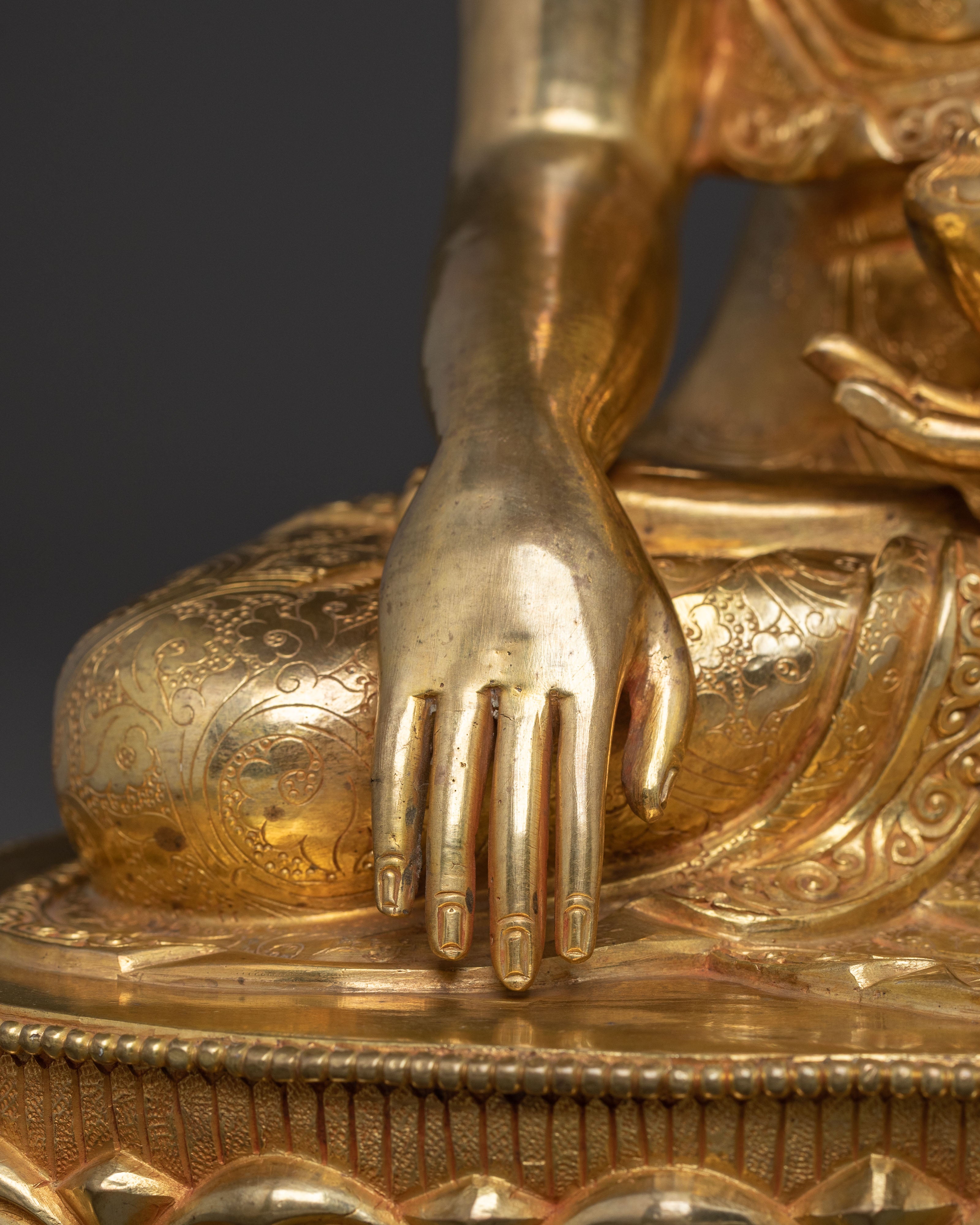 Golden Statue of Shakyamuni Buddha – Handcrafted Serenity