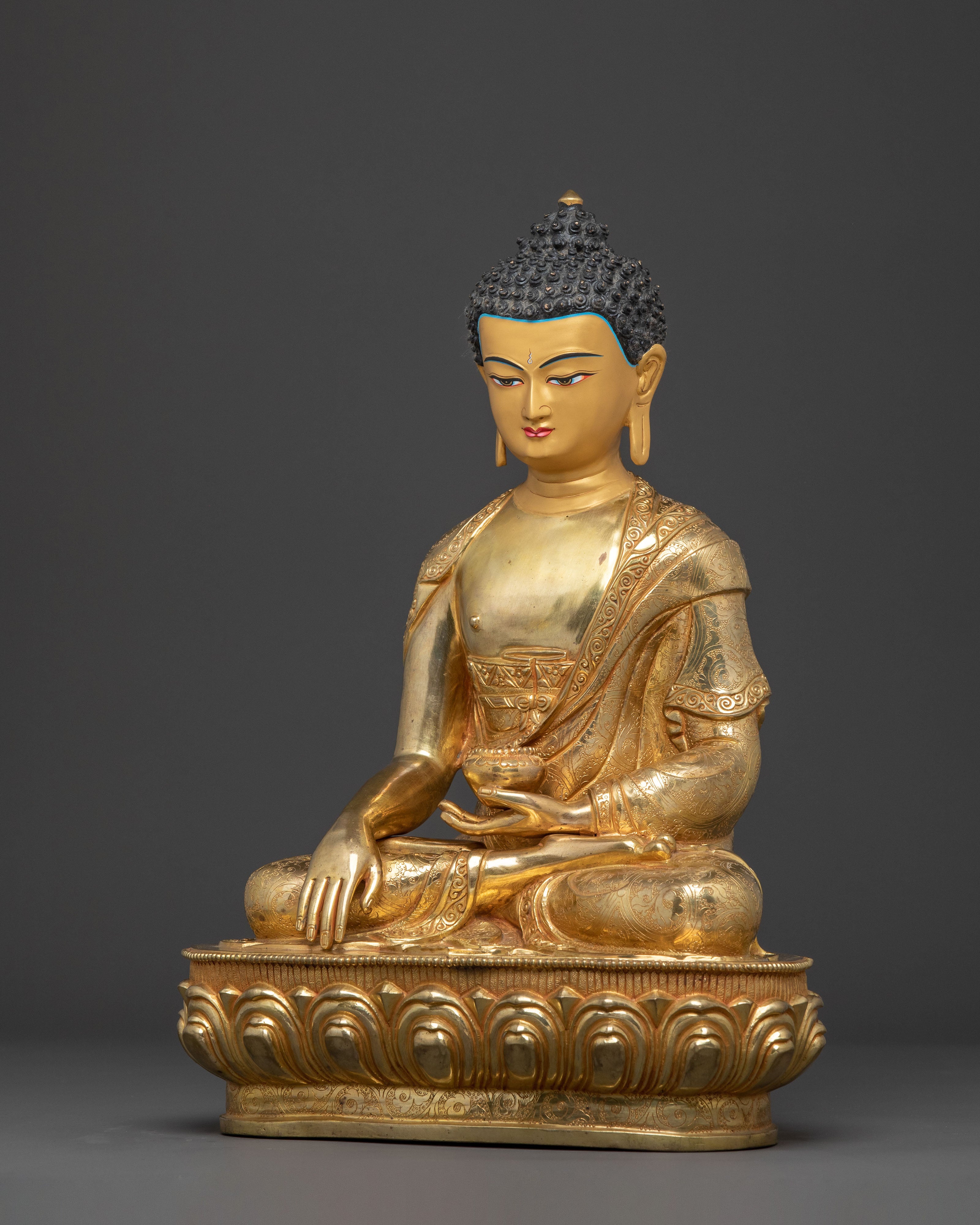 Golden Statue of Shakyamuni Buddha – Handcrafted Serenity