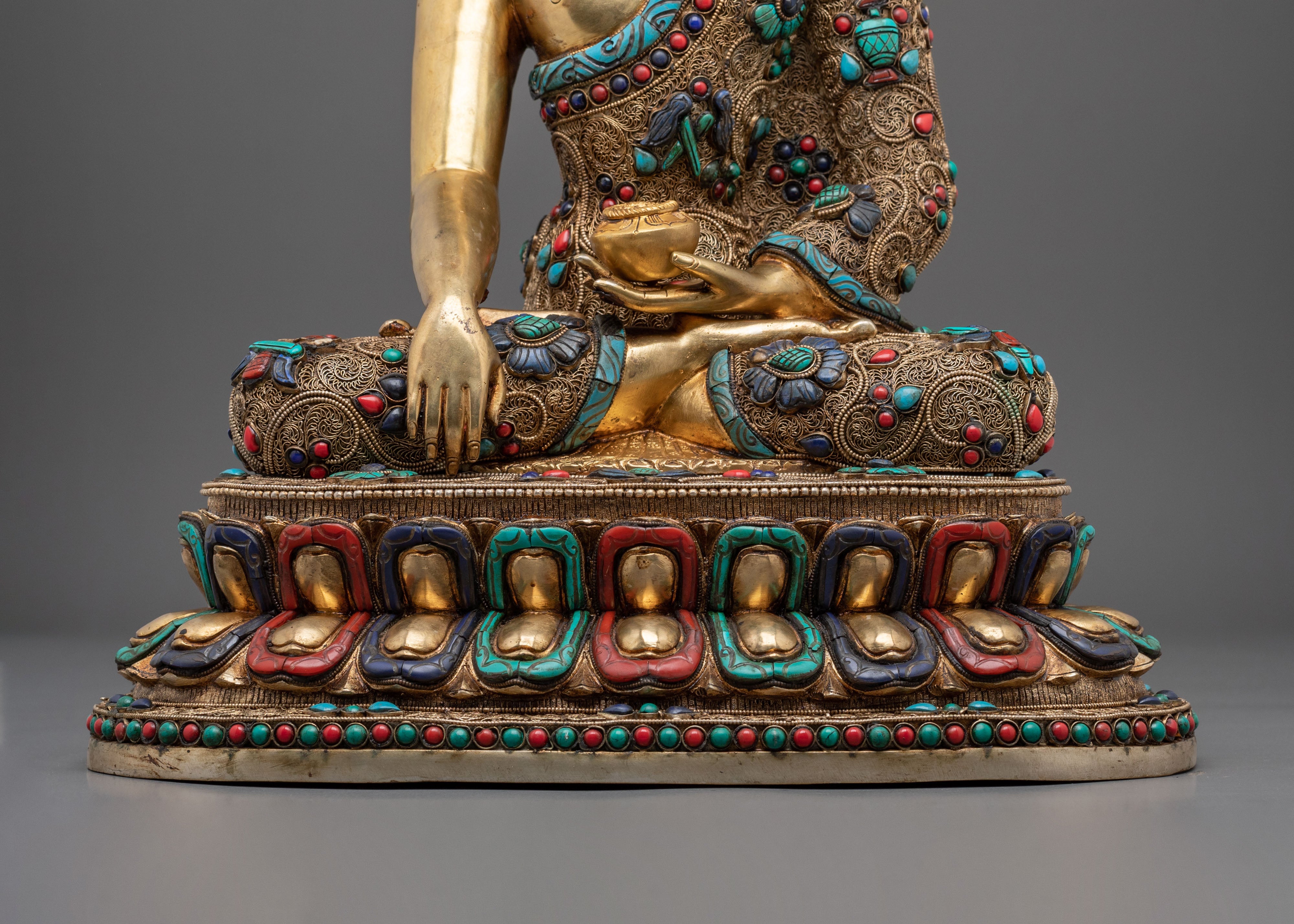 A Serene Shakyasimha Shakyamuni Statue: Symbol of Peace