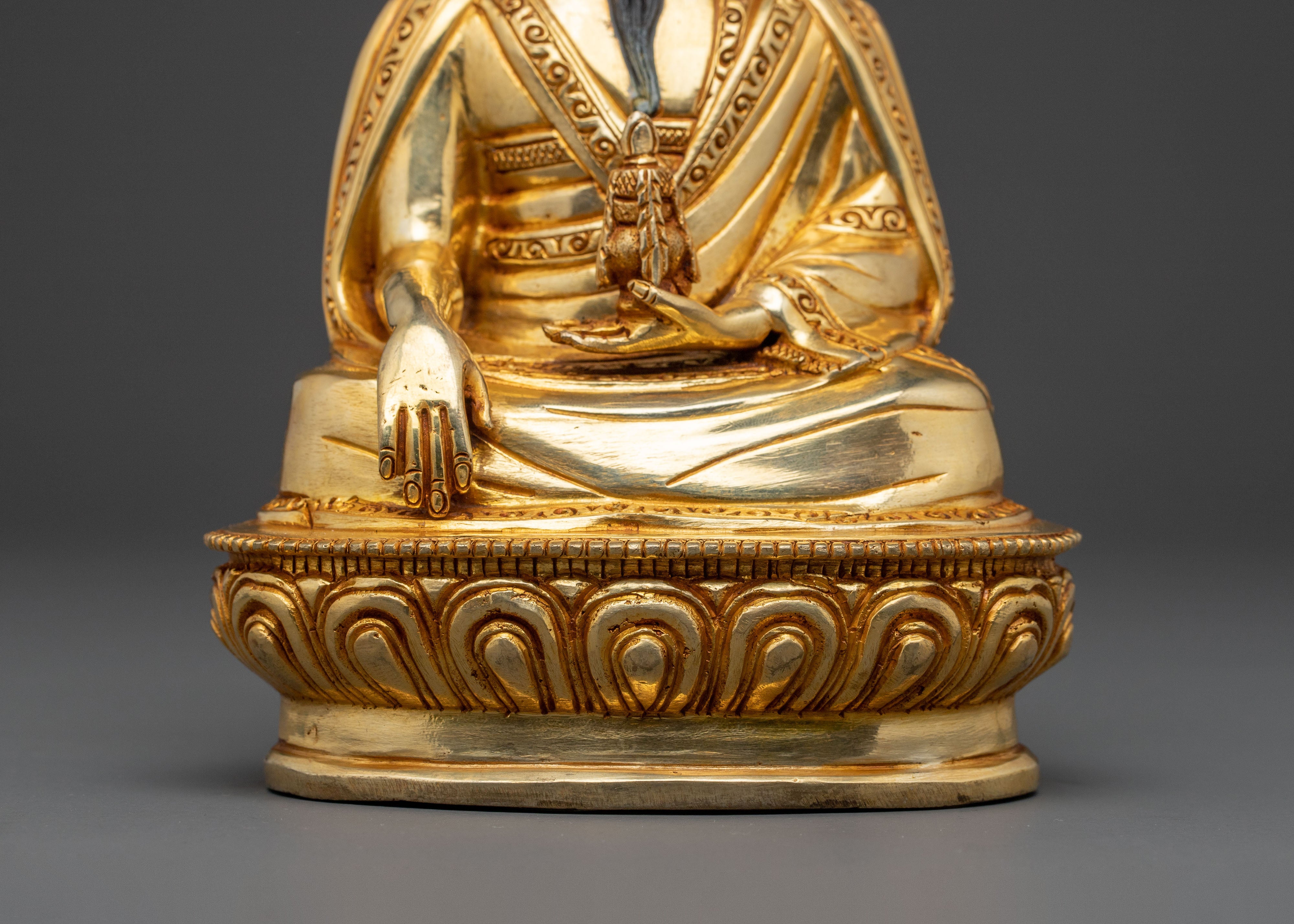 Divine Guru Shapdum Statue – Hand-Gilded Copper Artistry