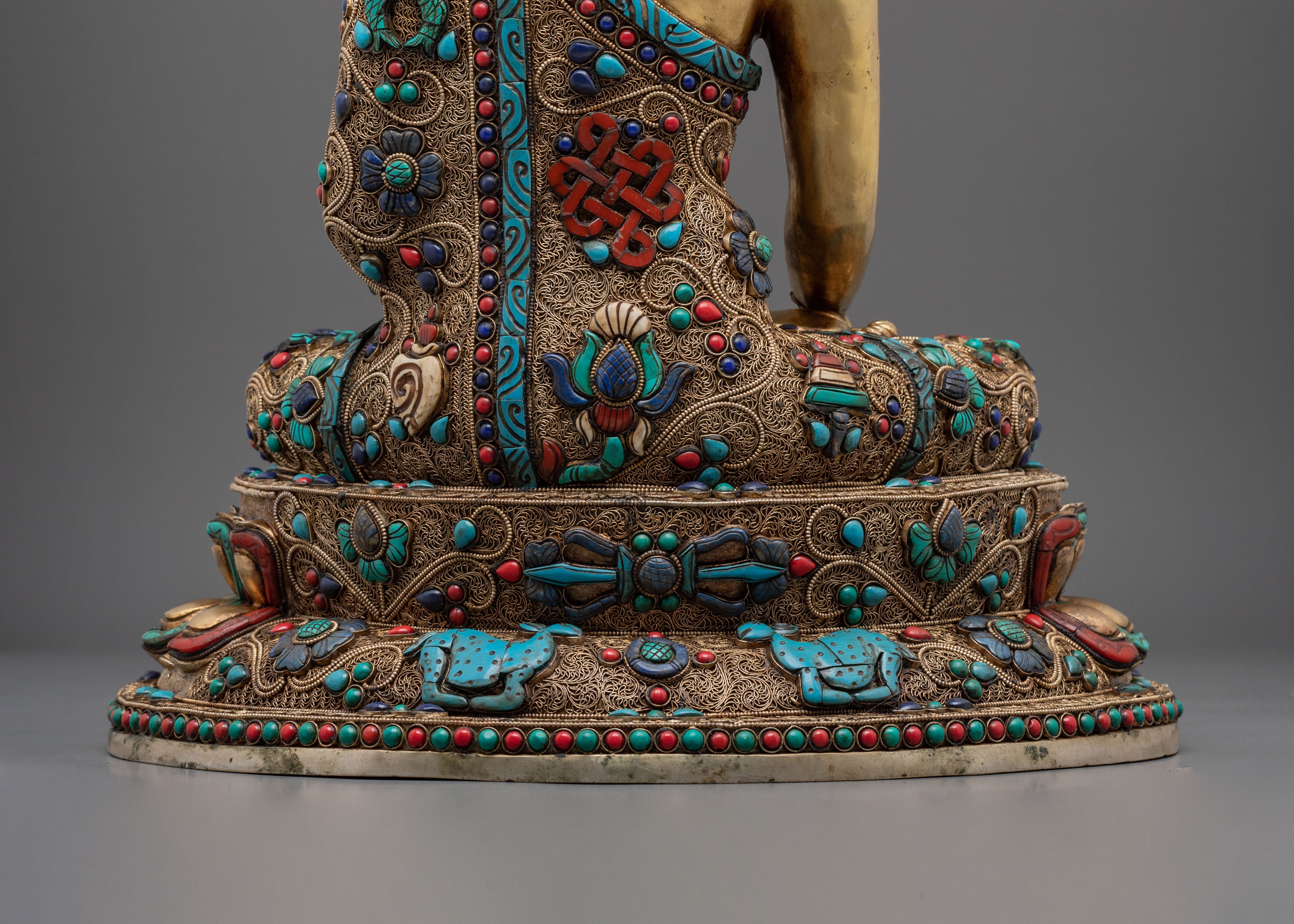 A Serene Shakyasimha Shakyamuni Statue: Symbol of Peace