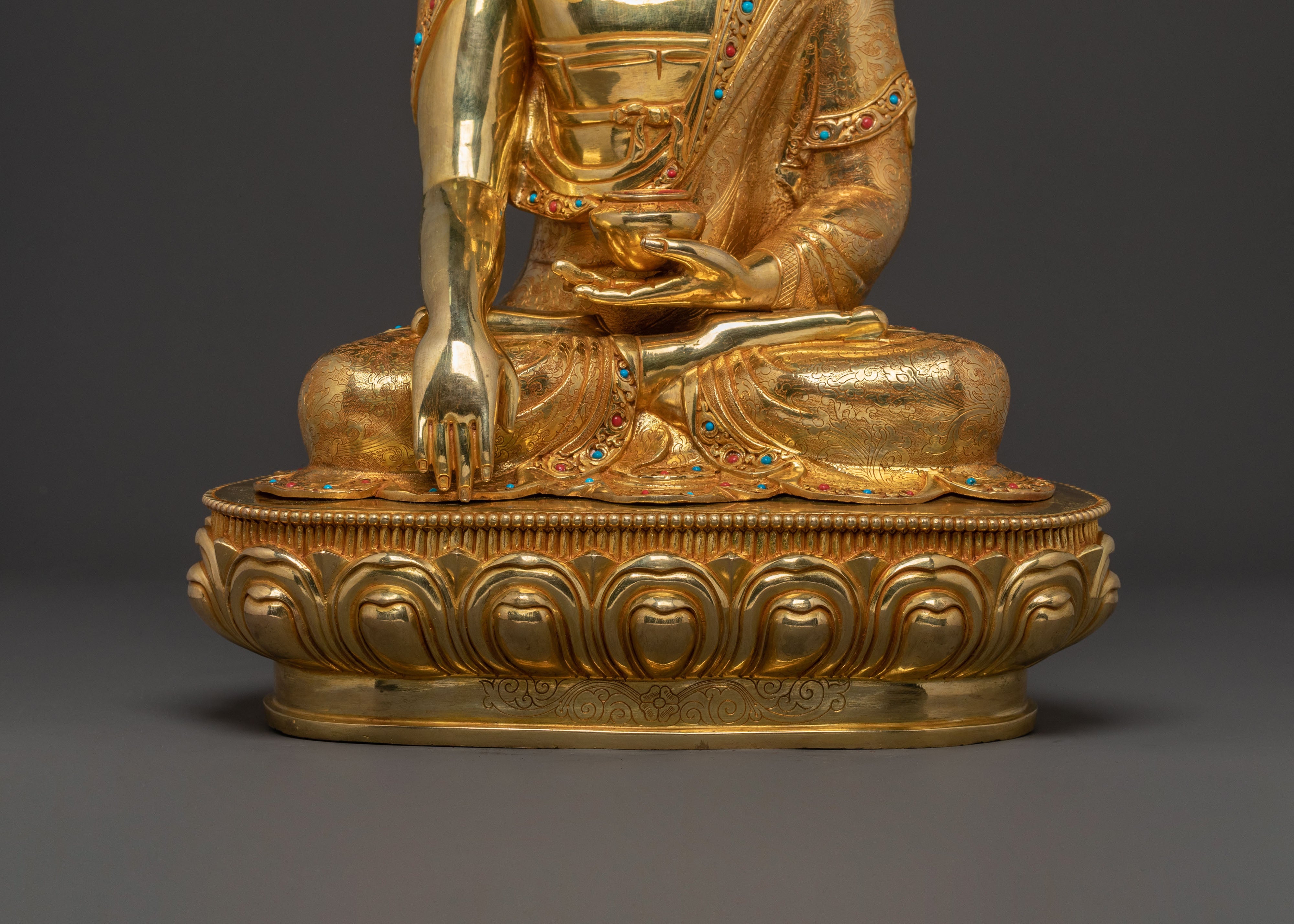 Serene Shakyamuni Buddha Statue for Altar Decor