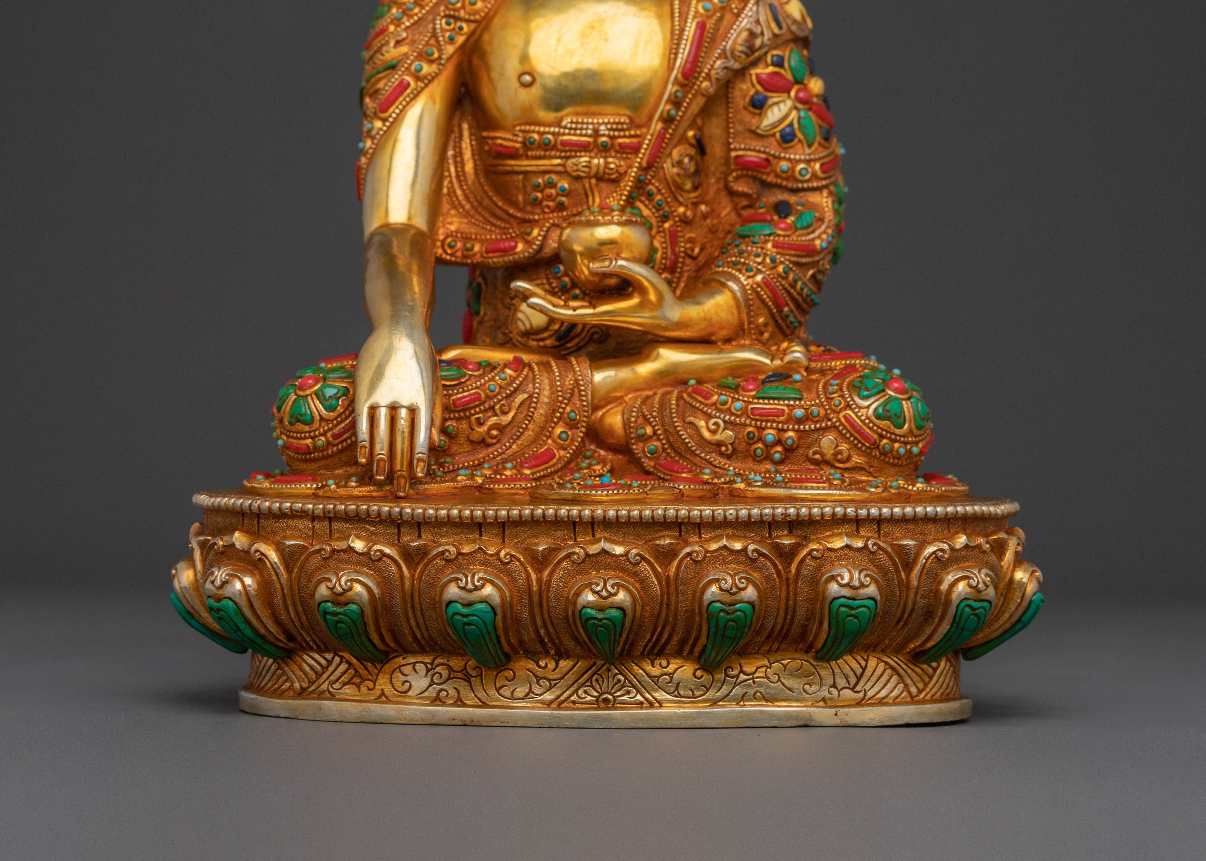 Serene Meditation Shakyamuni Statue – 24K Gold Gilded Art