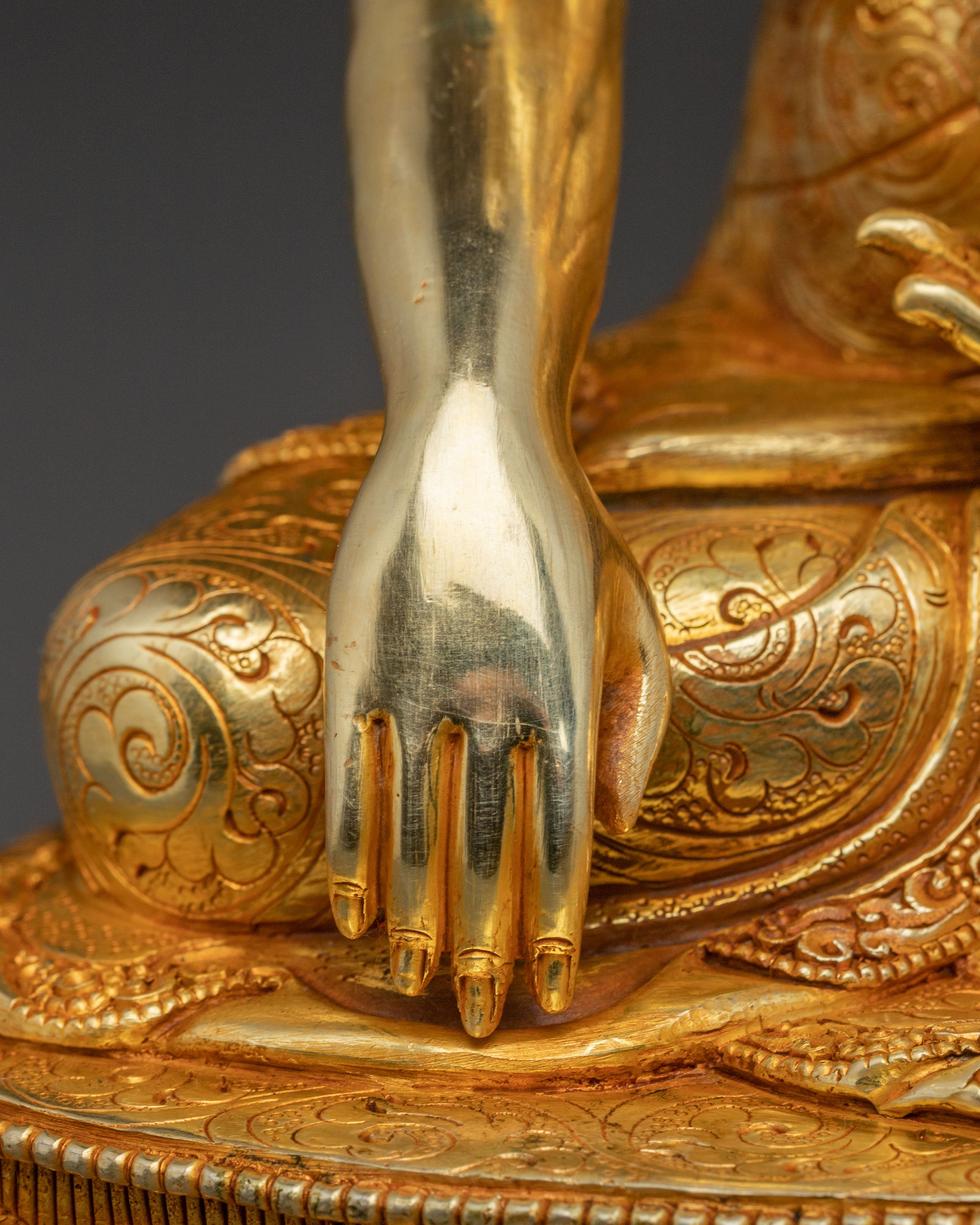 Shakyamuni Buddha Statue: Gilded Meditation Decor