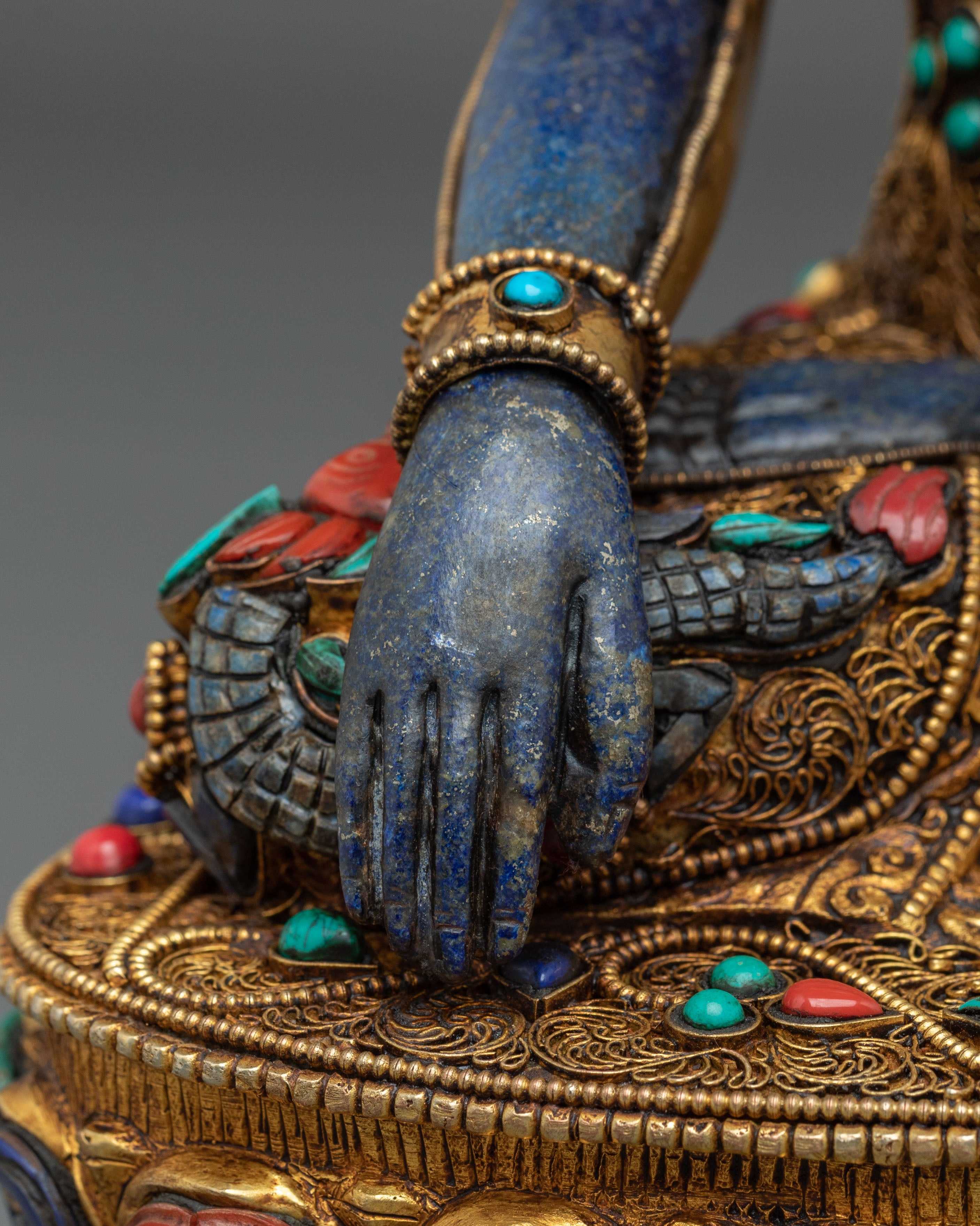 Shakyamuni Buddha Statue: Embodiment of Peace and Wisdom