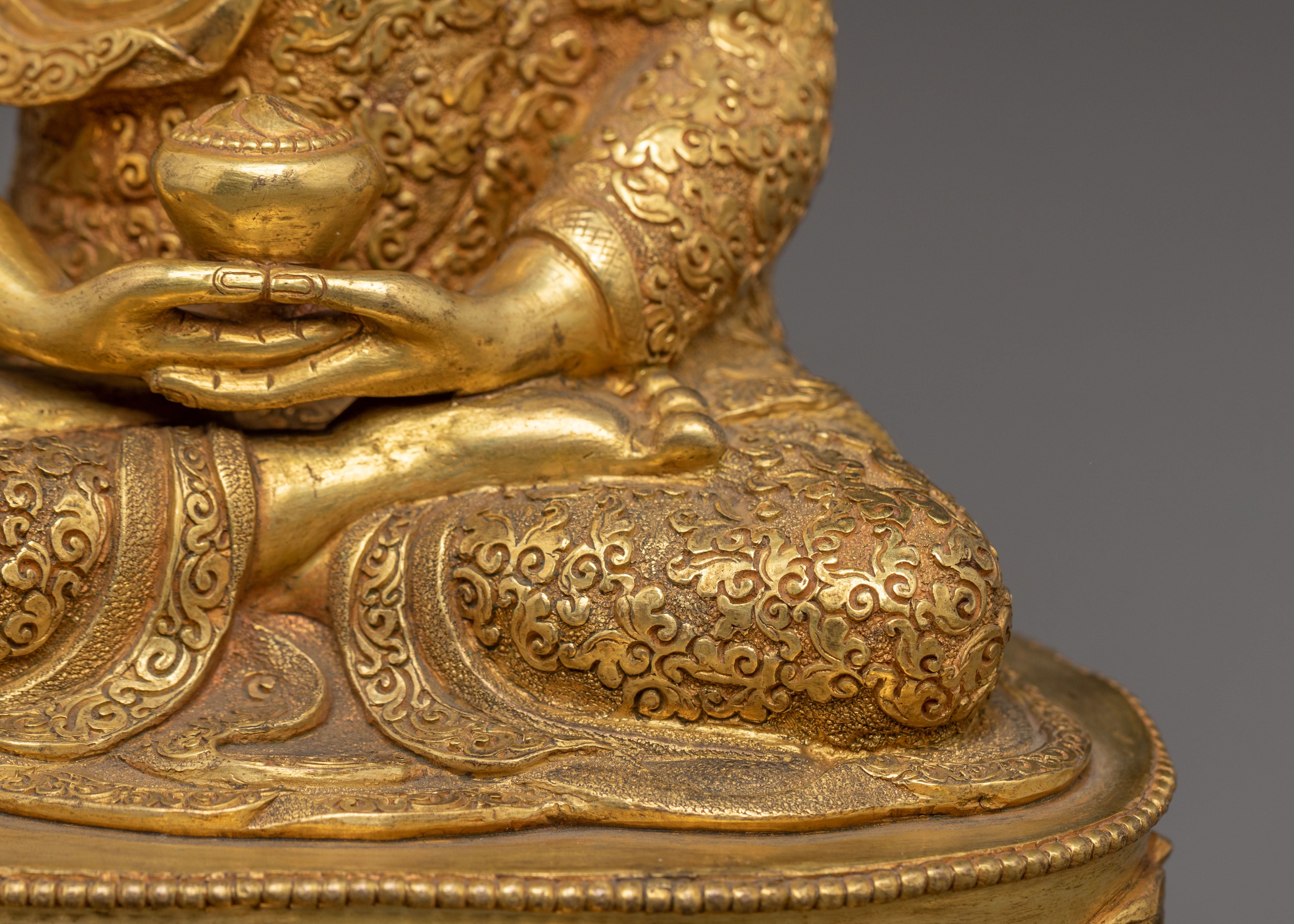 Serene Amitabha Buddha Statue: Symbol of Compassion