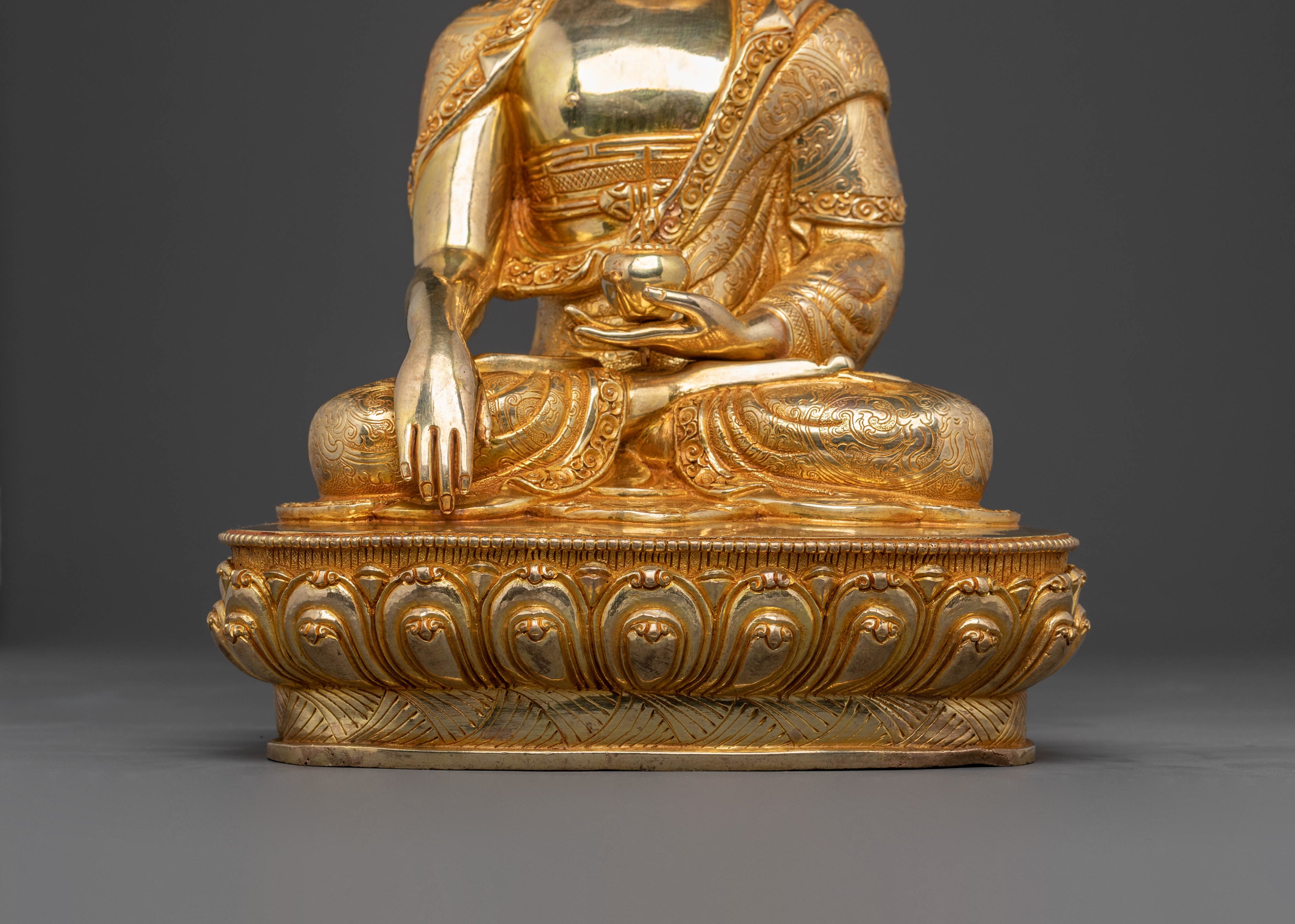 Himalayan Buddha Shakyamuni Golden Statue – Serene Radiance