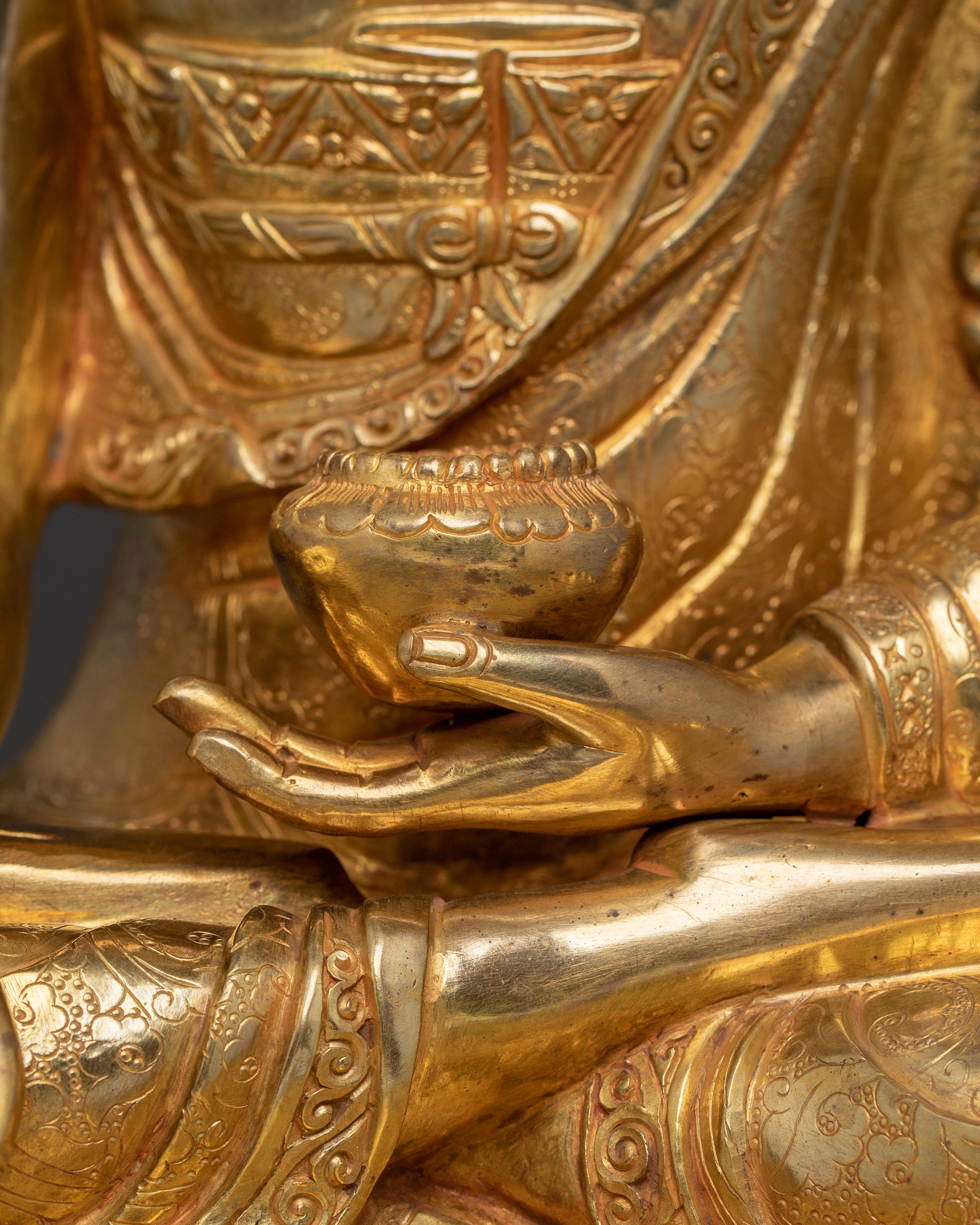 Golden Statue of Shakyamuni Buddha – Handcrafted Serenity