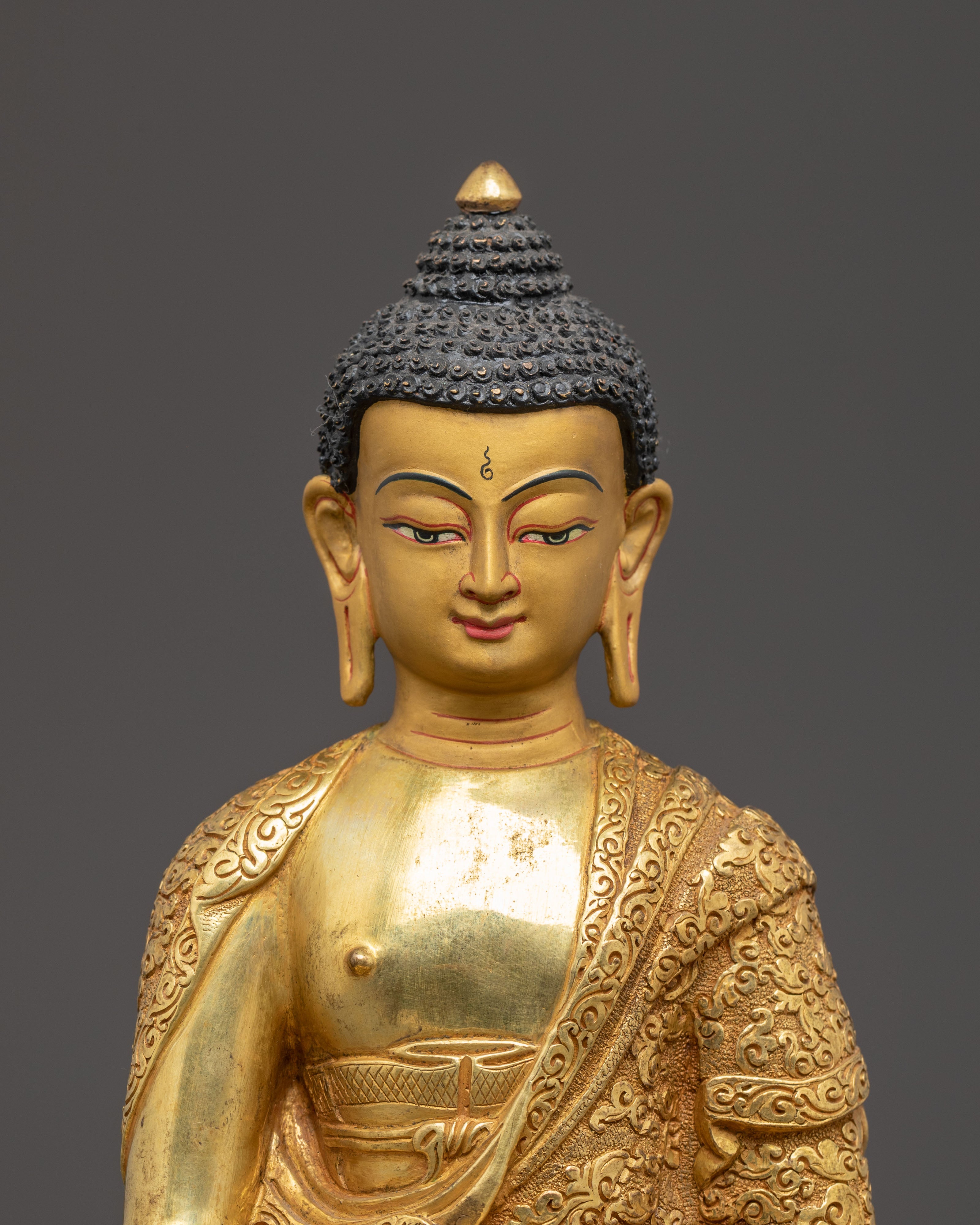 Serene Amitabha Buddha Statue: Symbol of Compassion