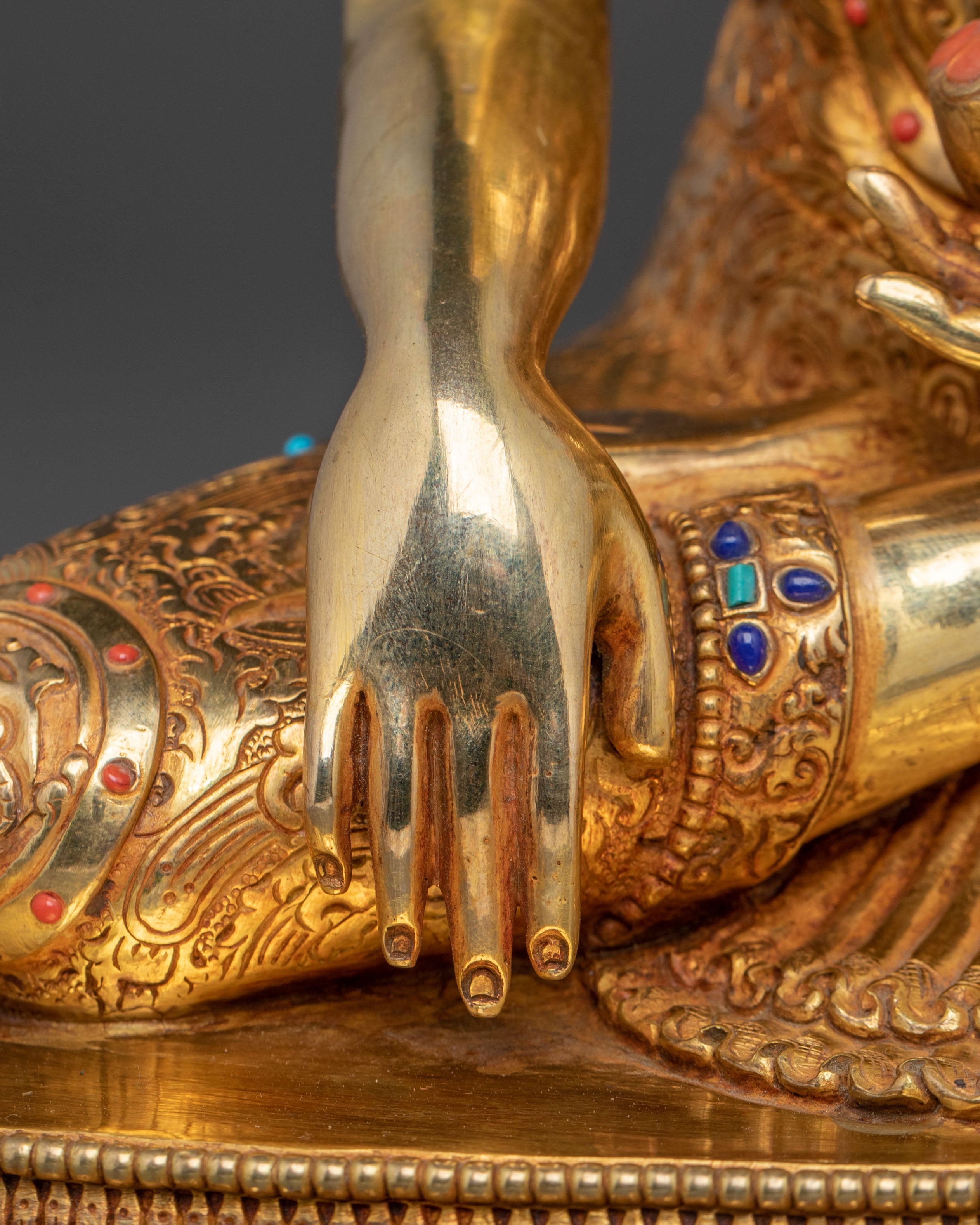 Shakyamuni Buddha Peace Statue: Gilded Serenity